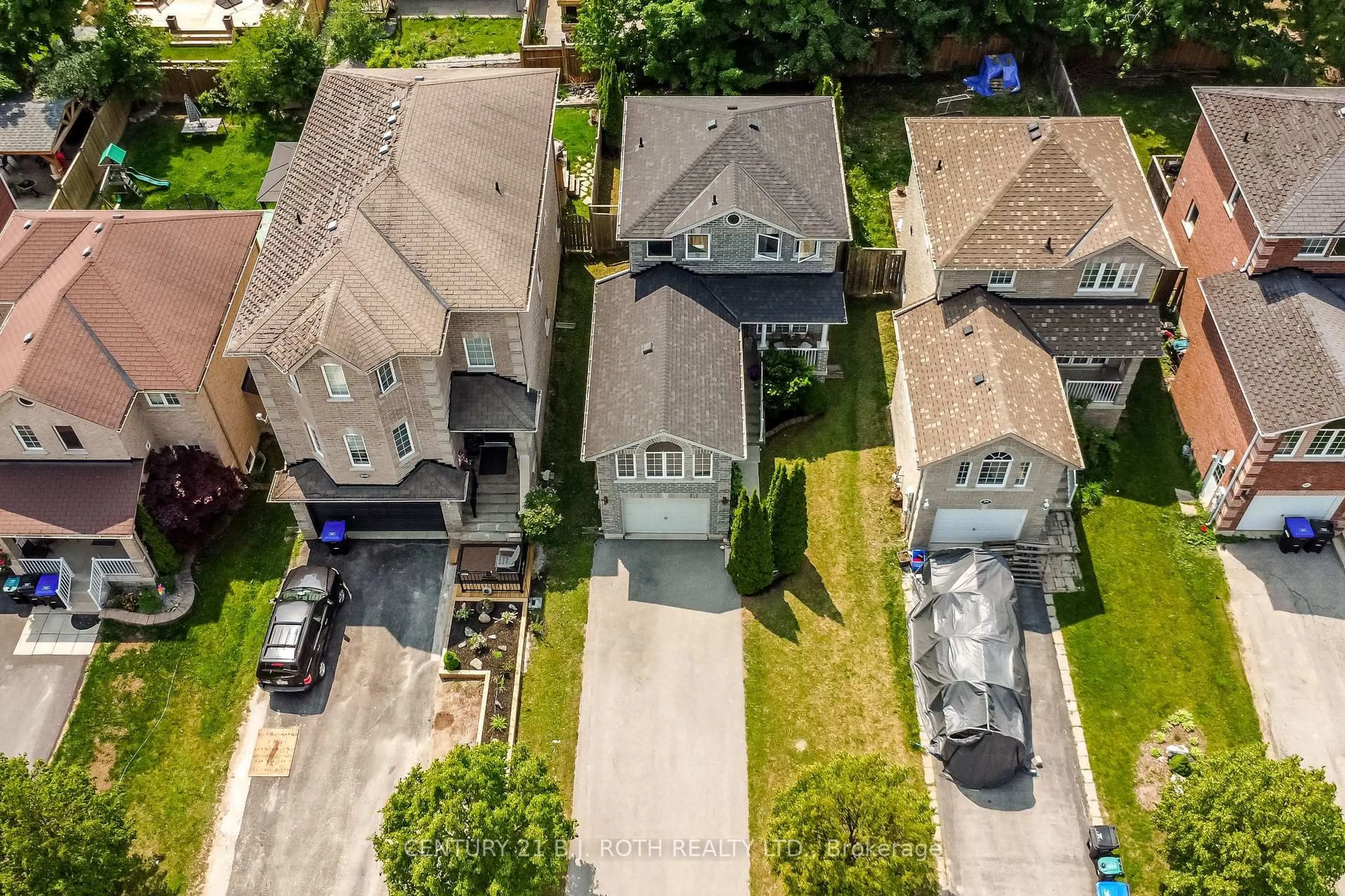 A pic from outside/outdoor area/front of a property/back of a property/a pic from drone, street for 1863 Swan St, Innisfil Ontario L9S 0B2