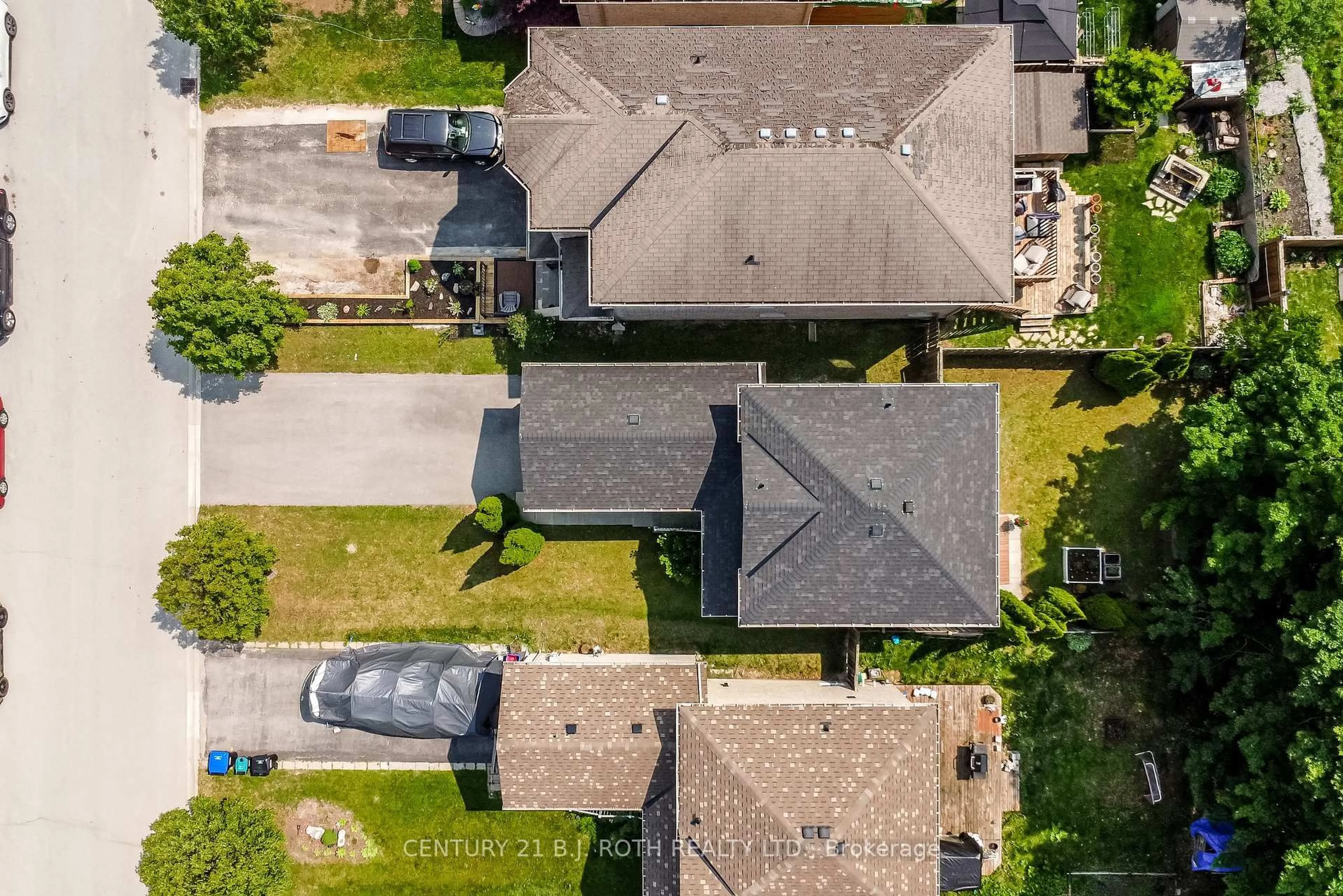 A pic from outside/outdoor area/front of a property/back of a property/a pic from drone, street for 1863 Swan St, Innisfil Ontario L9S 0B2