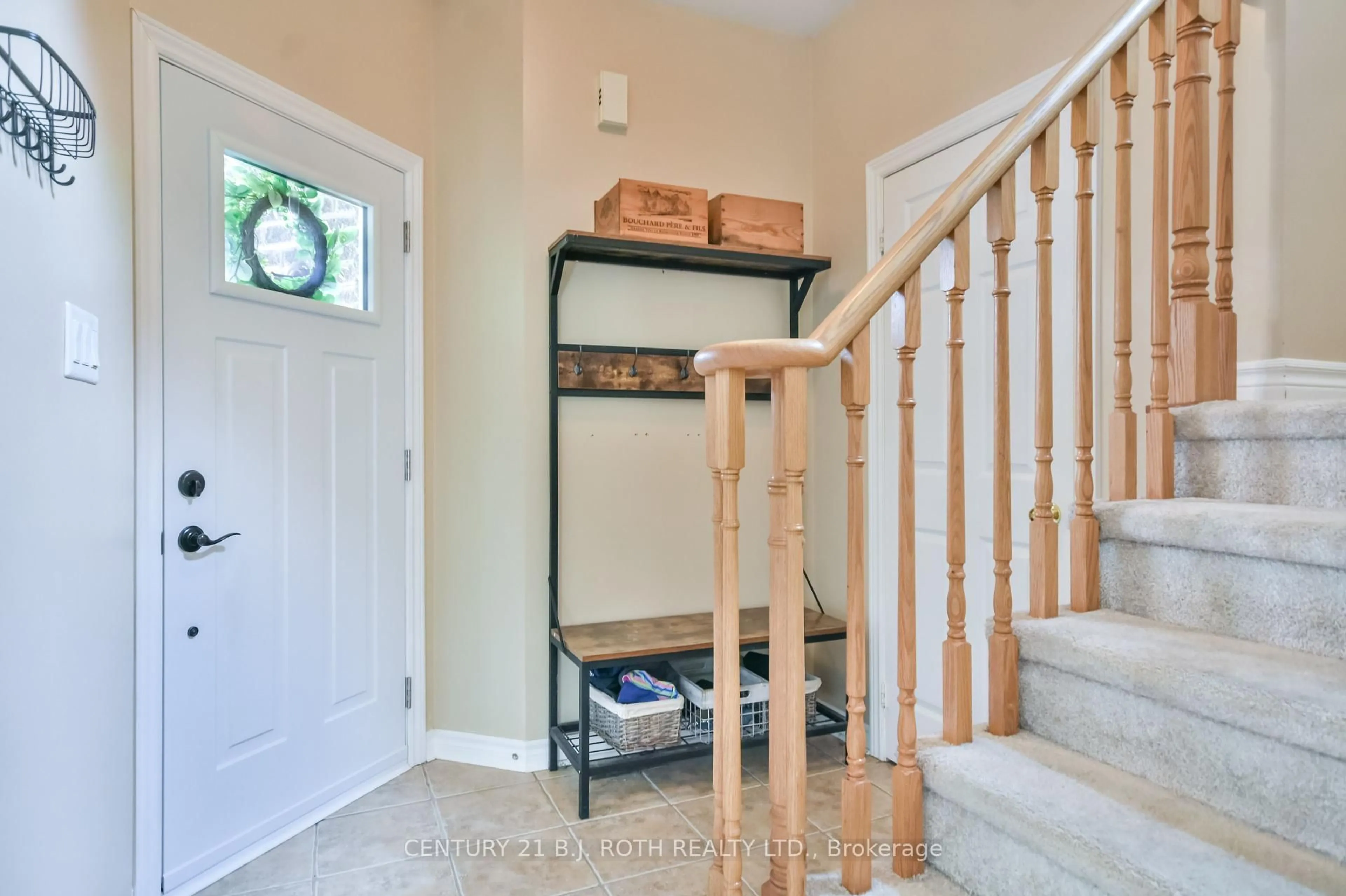 Indoor entryway for 1863 Swan St, Innisfil Ontario L9S 0B2