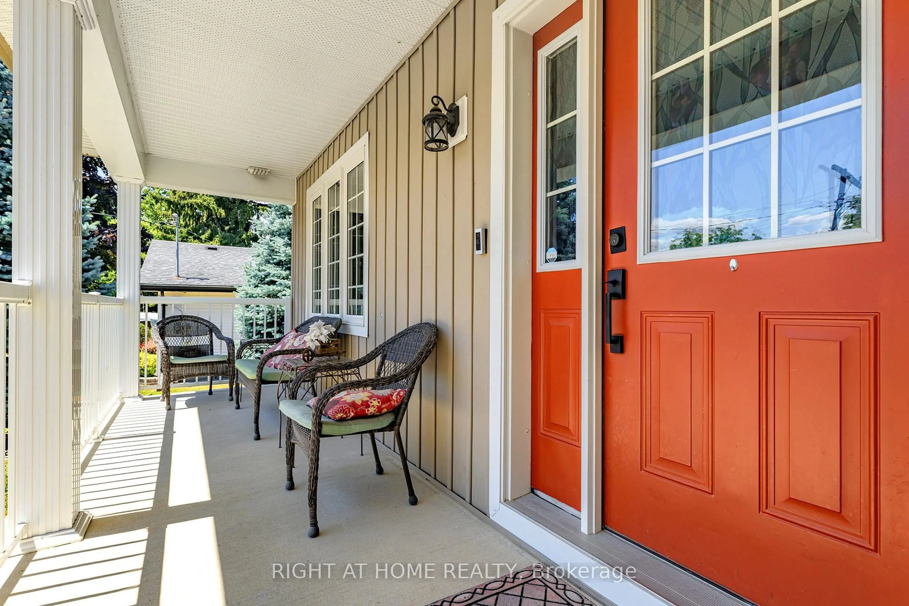 Indoor entryway for 396 Curley St, Georgina Ontario L4P 3C8