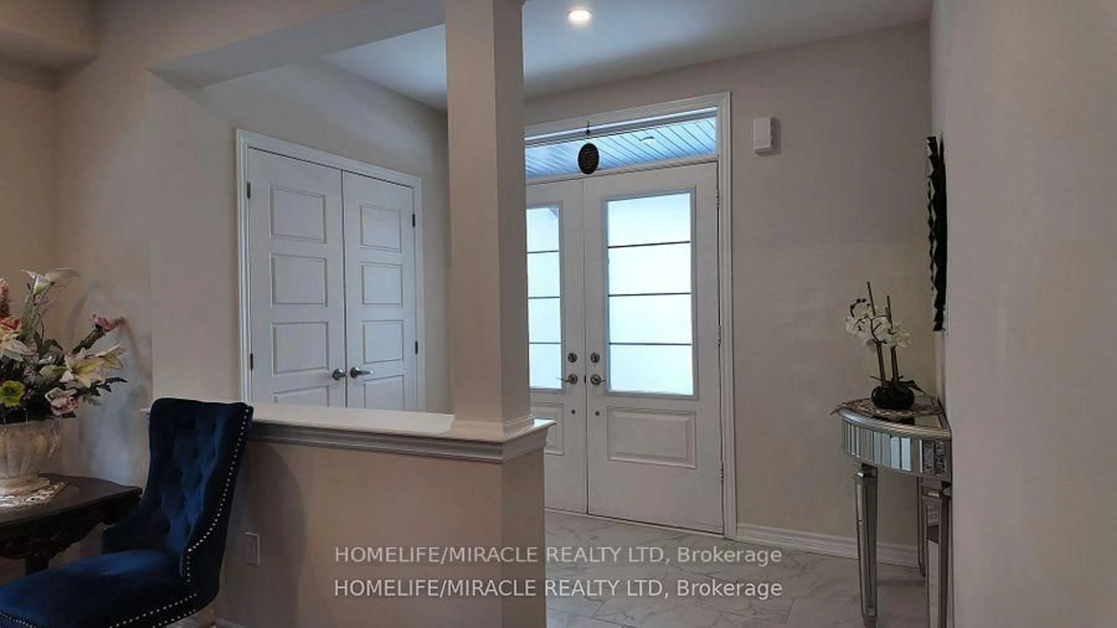 Indoor entryway for 359 Danny Wheeler Blvd, Georgina Ontario L4P 0K2