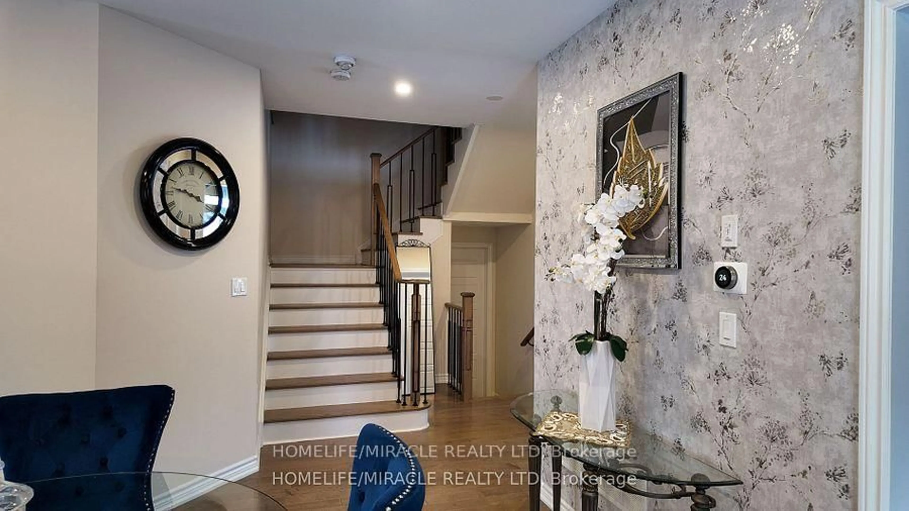Indoor foyer for 359 Danny Wheeler Blvd, Georgina Ontario L4P 0K2
