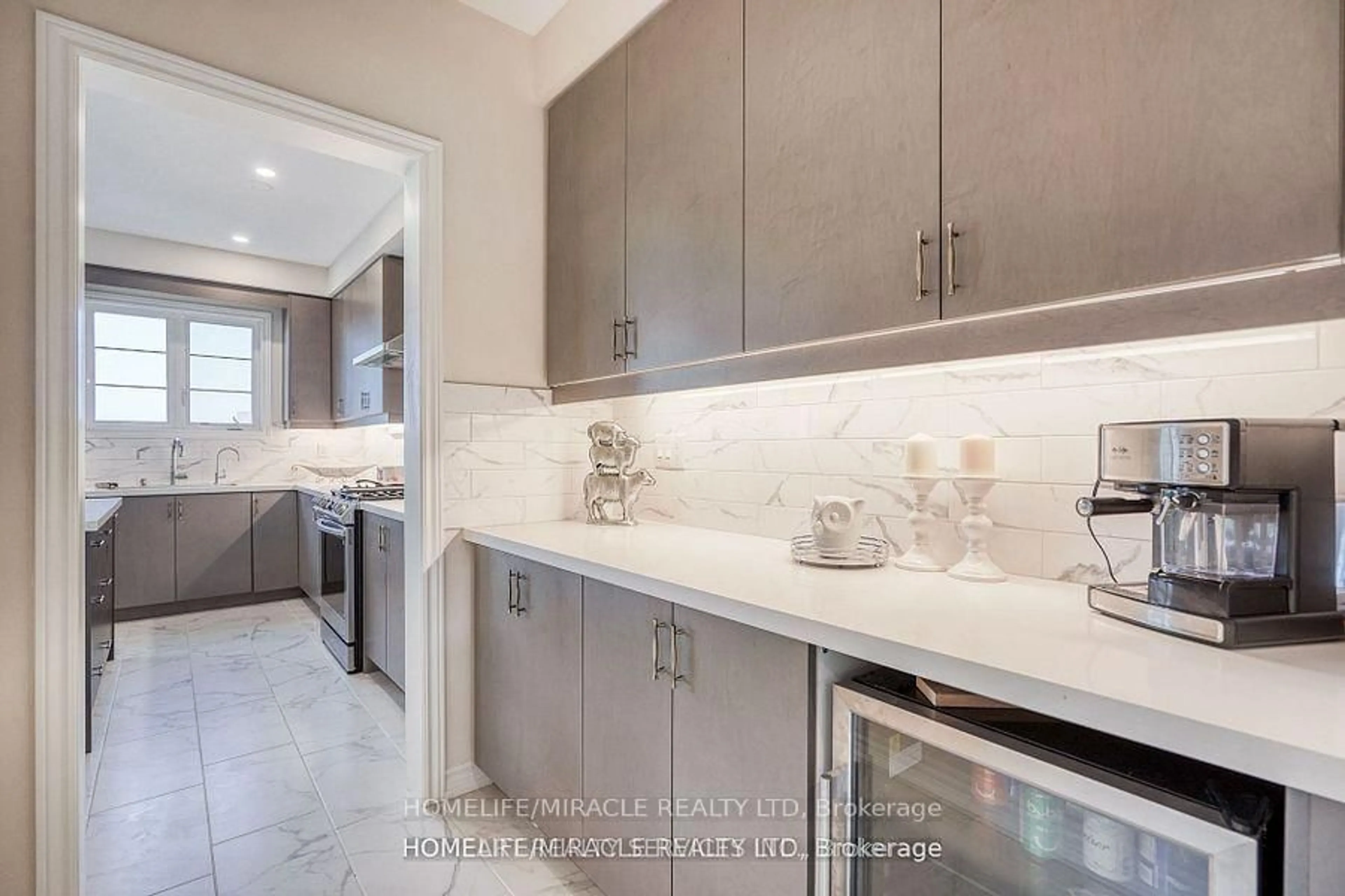 Contemporary kitchen, ceramic/tile floor for 359 Danny Wheeler Blvd, Georgina Ontario L4P 0K2