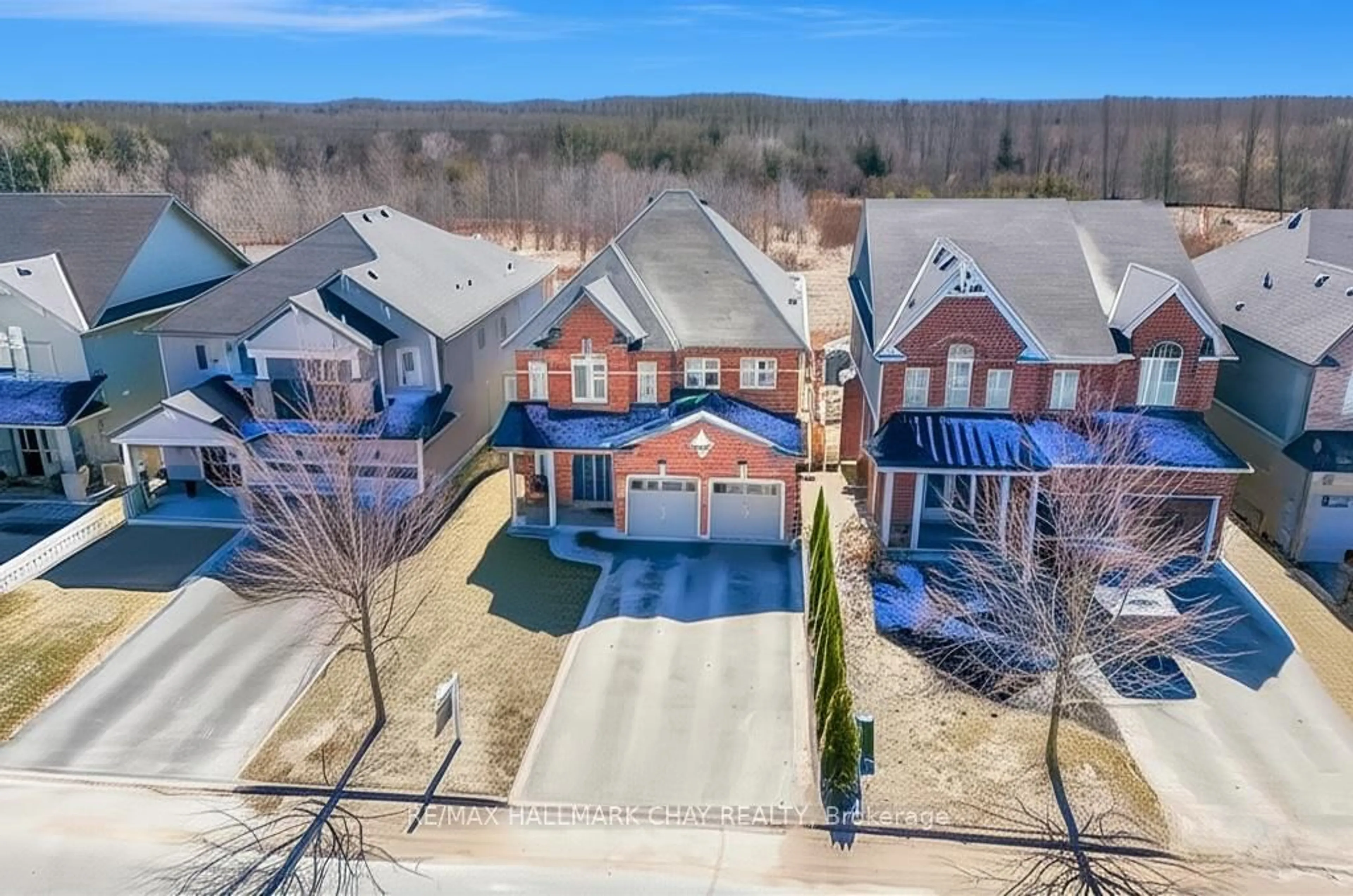 A pic from outside/outdoor area/front of a property/back of a property/a pic from drone, street for 149 Gold Park Gate, Essa Ontario L0M 1B4