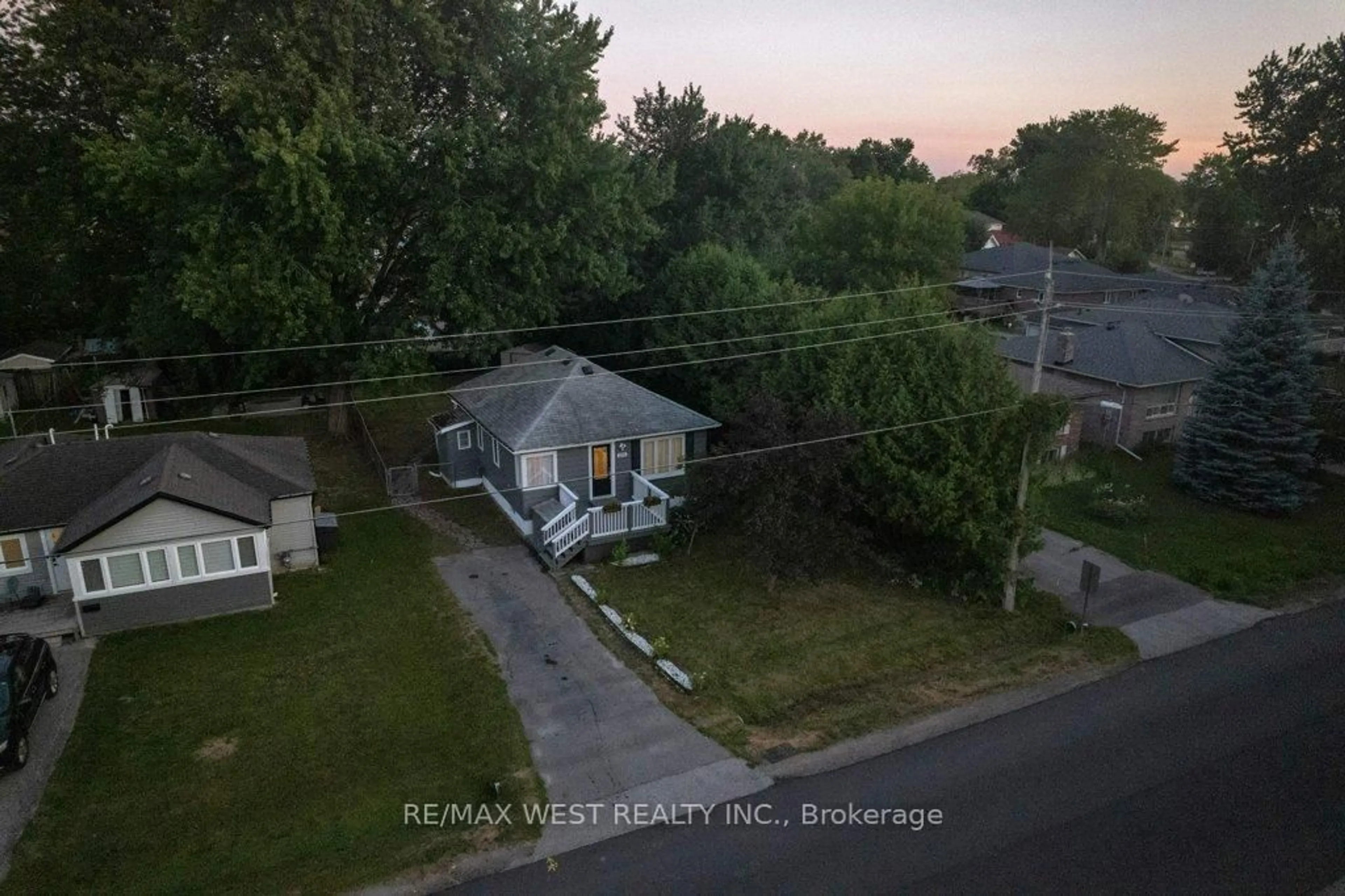 A pic from outside/outdoor area/front of a property/back of a property/a pic from drone, street for 275 Pine Beach Dr, Georgina Ontario L4P 2V7