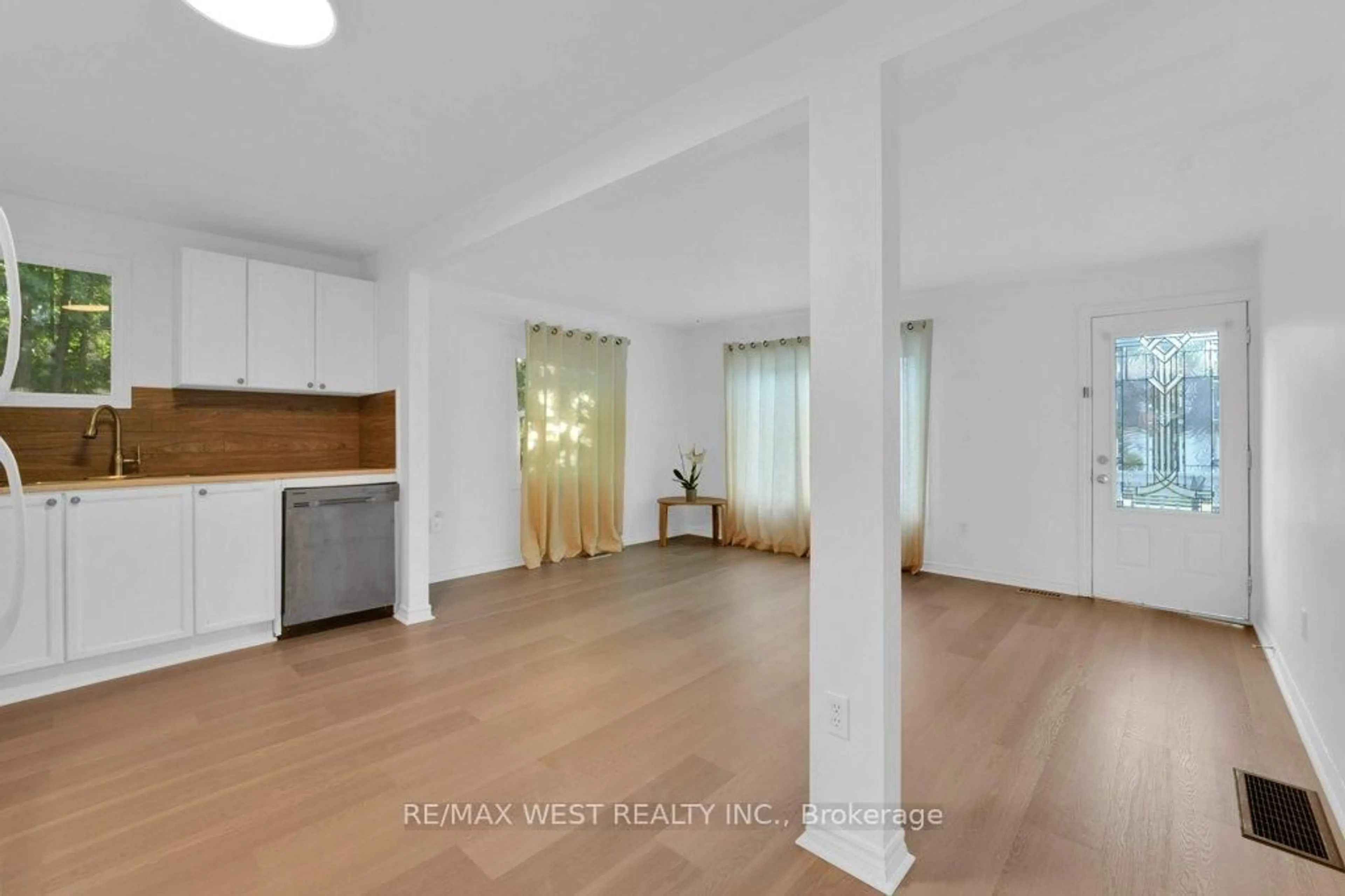 A pic of a room for 275 Pine Beach Dr, Georgina Ontario L4P 2V7