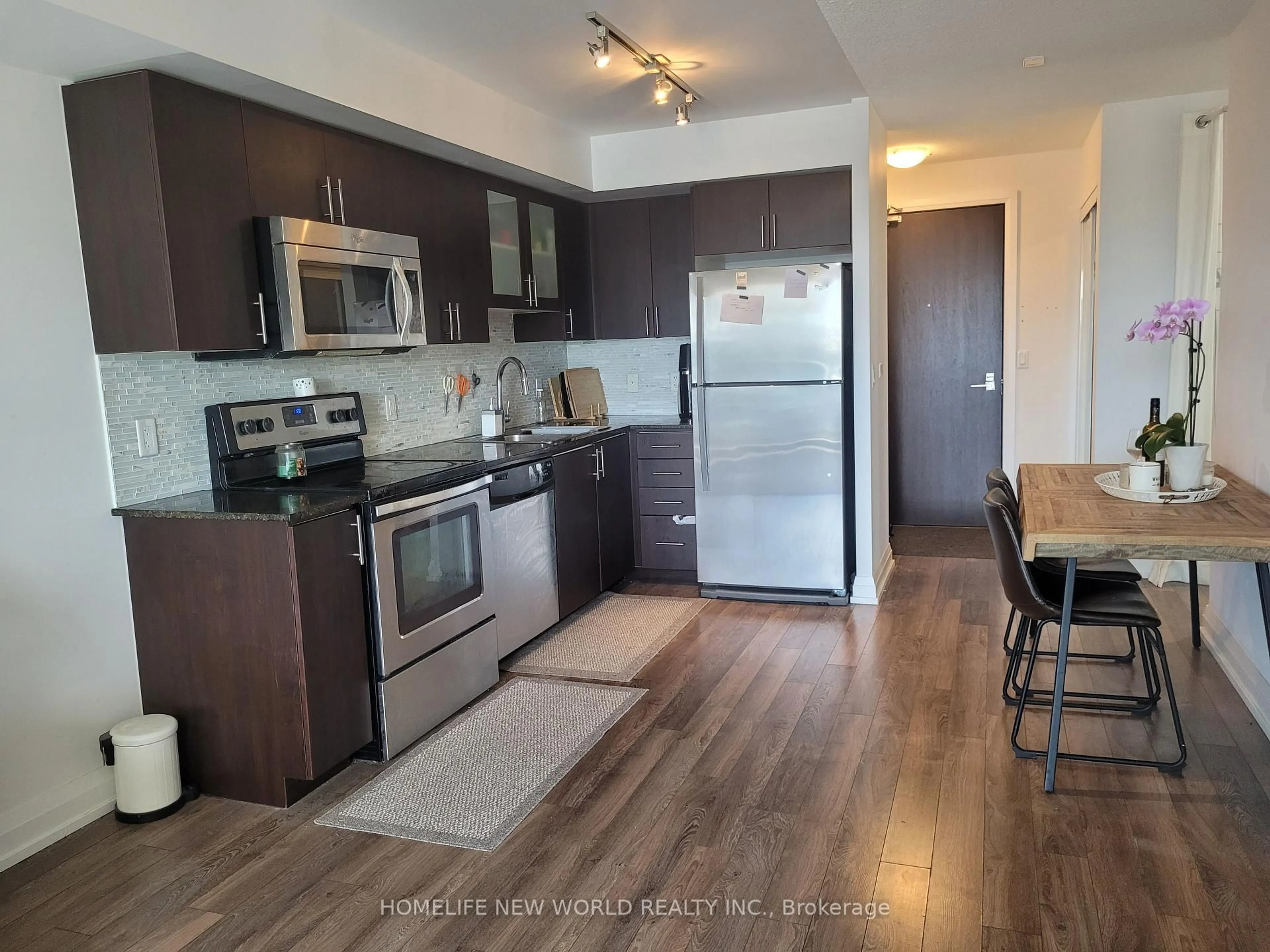 Standard kitchen, wood/laminate floor for 370 Highway 7 Rd #717, Richmond Hill Ontario L4B 0C4
