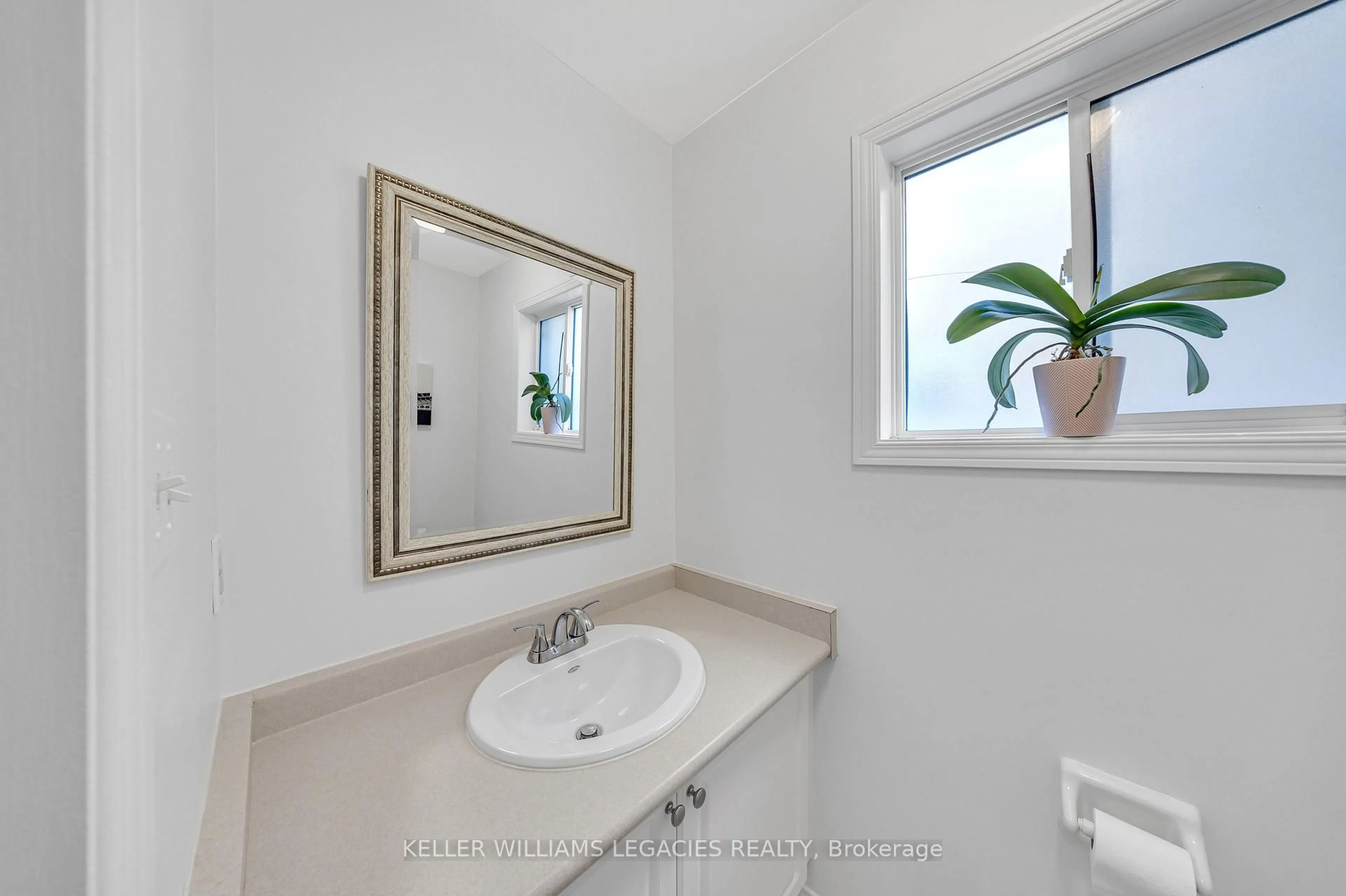 Standard bathroom, ceramic/tile floor for 11 Neuchatel Ave, Vaughan Ontario L4H 2Y2
