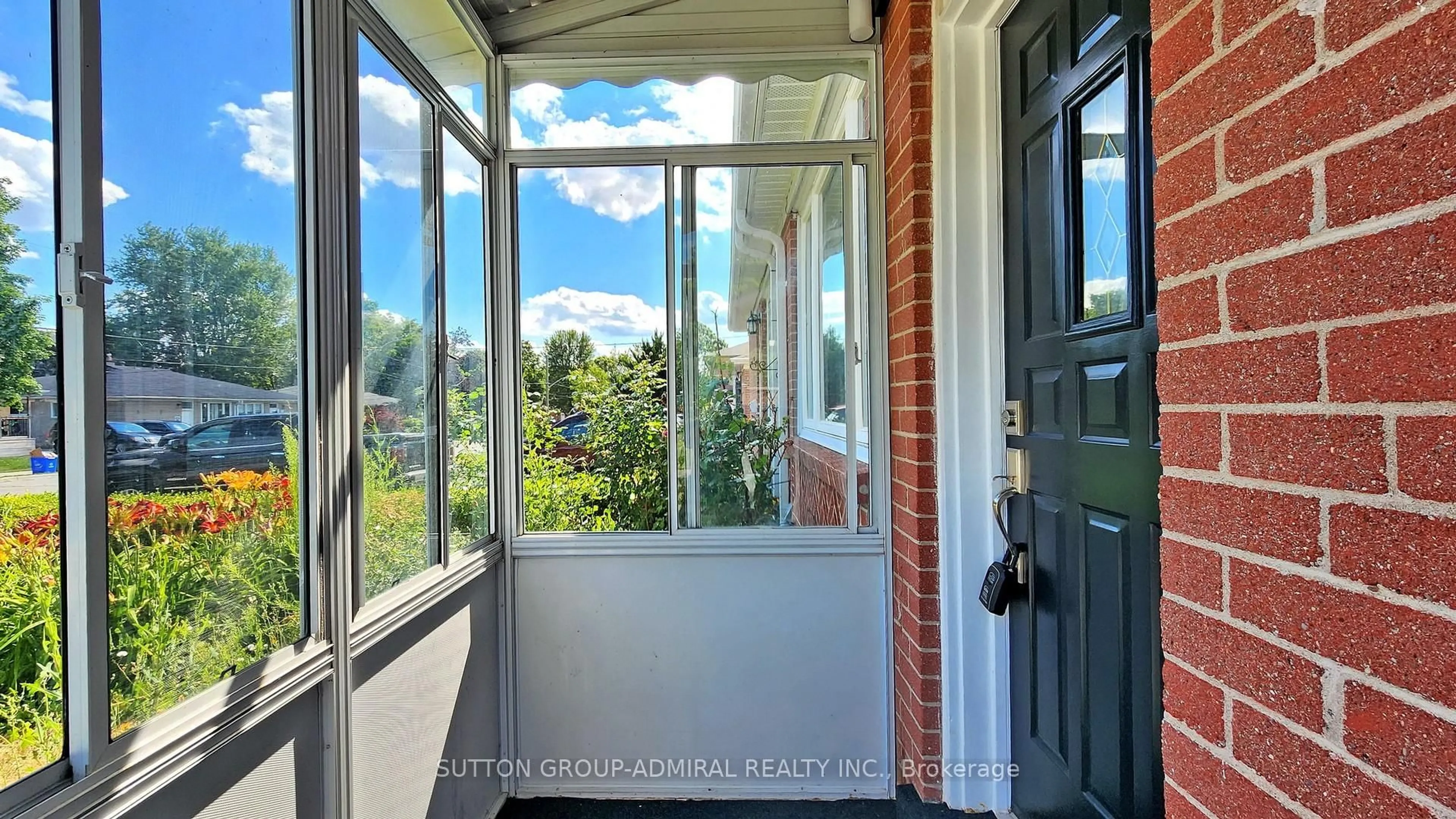 Indoor entryway for 26 Davis Rd, Aurora Ontario L4G 2B6