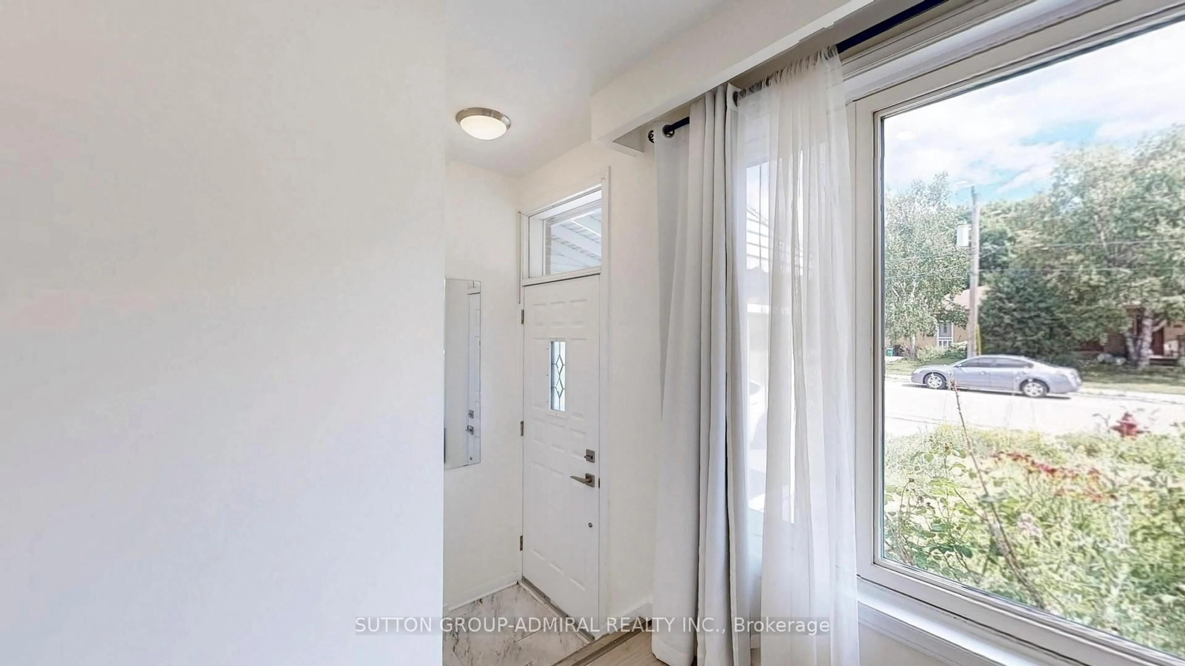 Indoor entryway for 26 Davis Rd, Aurora Ontario L4G 2B6