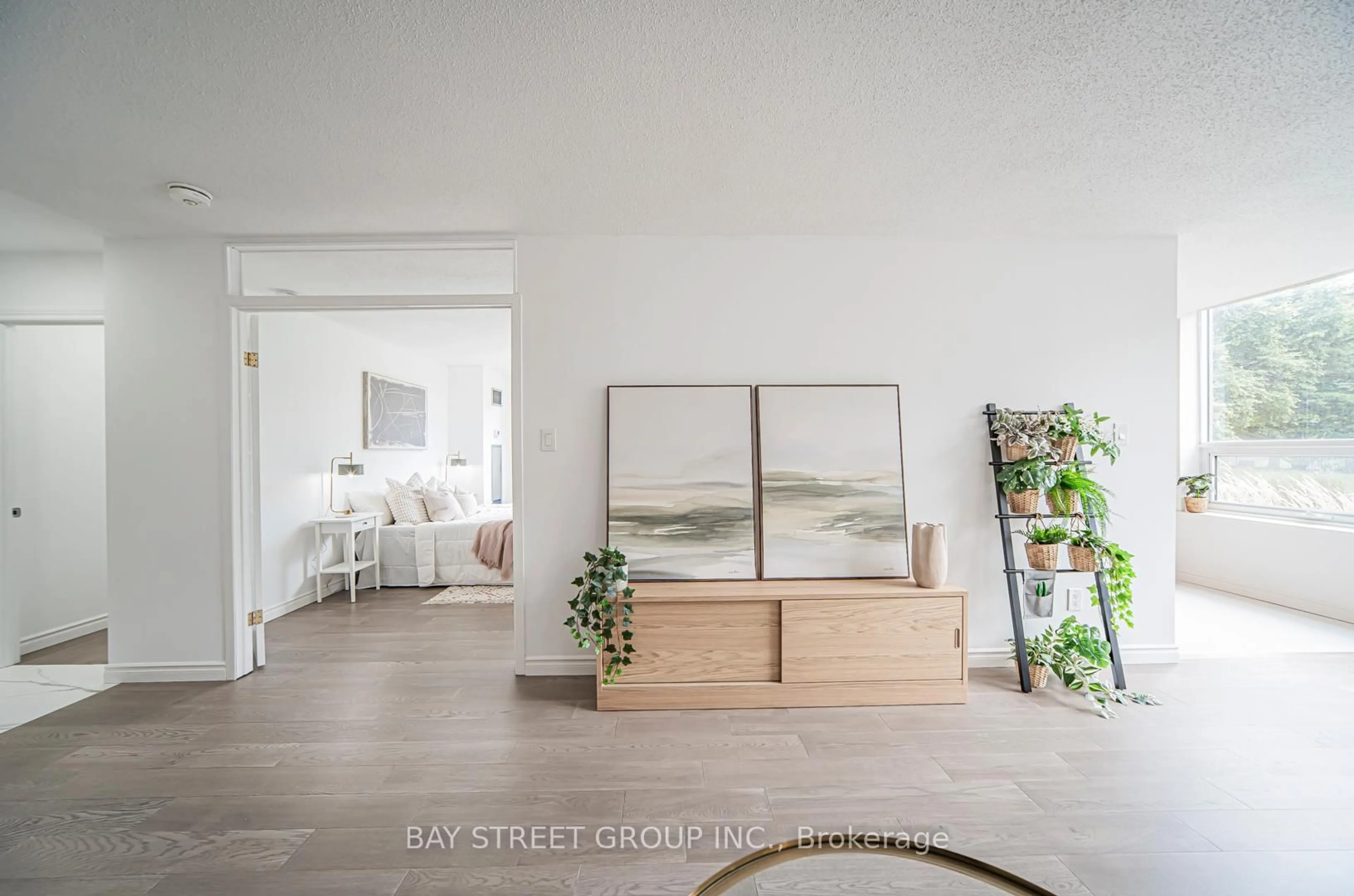 Indoor entryway for 326 Major Mackenzie Dr #102, Richmond Hill Ontario L4C 8T4