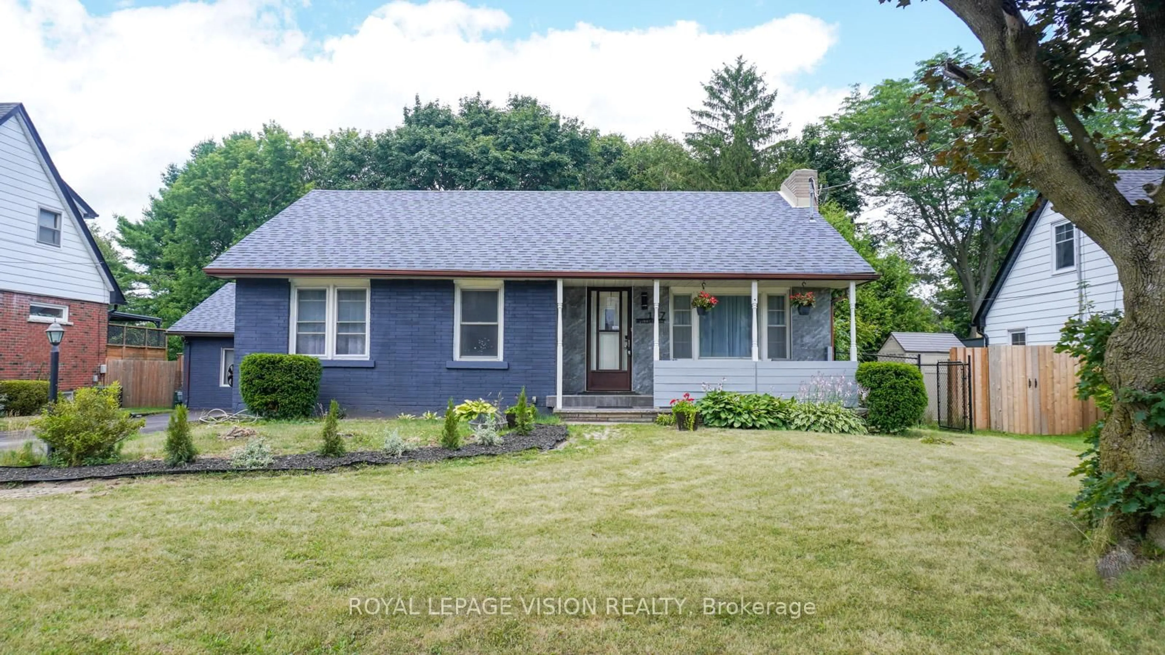 Home with vinyl exterior material, street for 117 William St, Whitchurch-Stouffville Ontario L4A 1B3