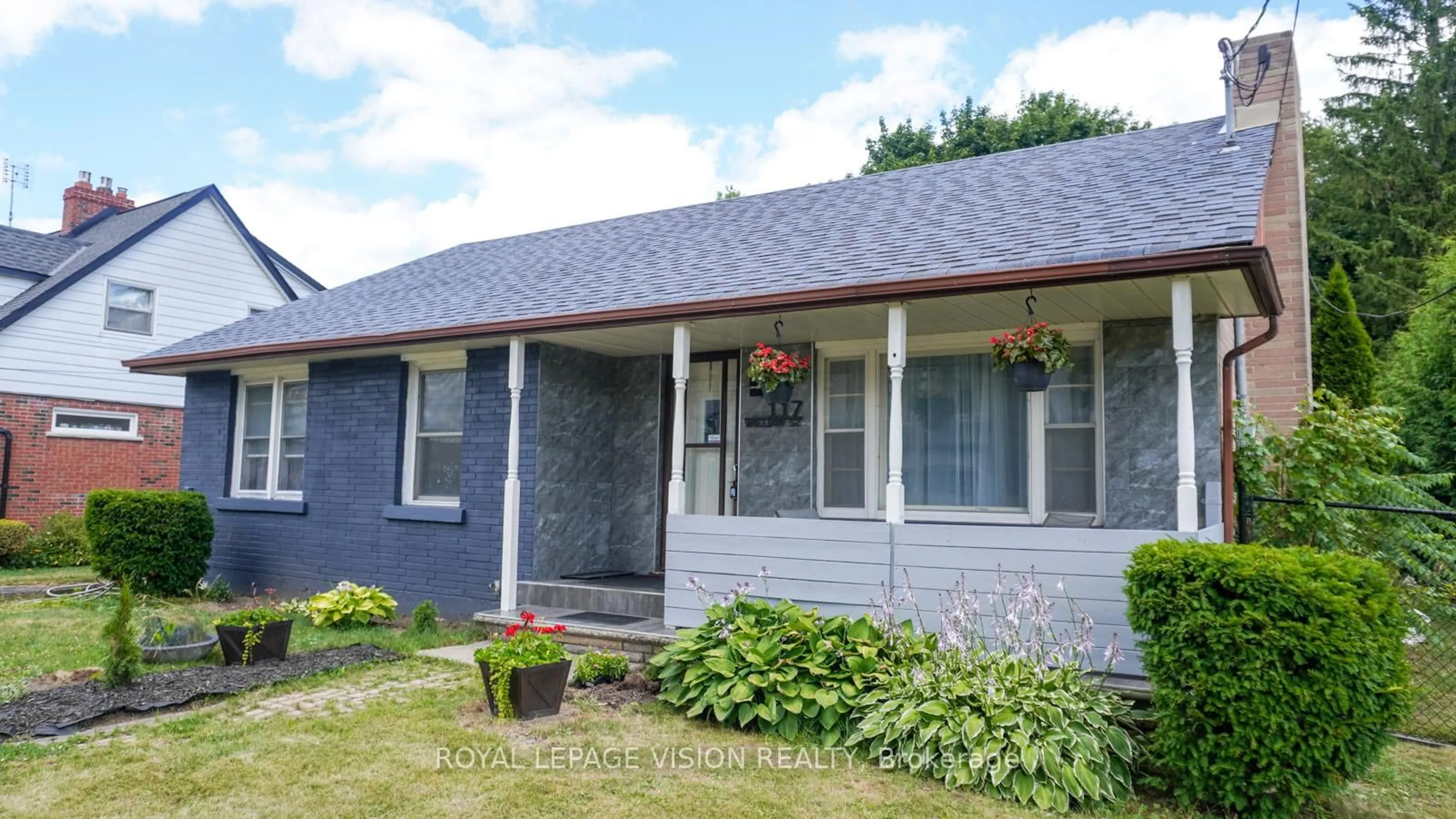 Home with vinyl exterior material, street for 117 William St, Whitchurch-Stouffville Ontario L4A 1B3