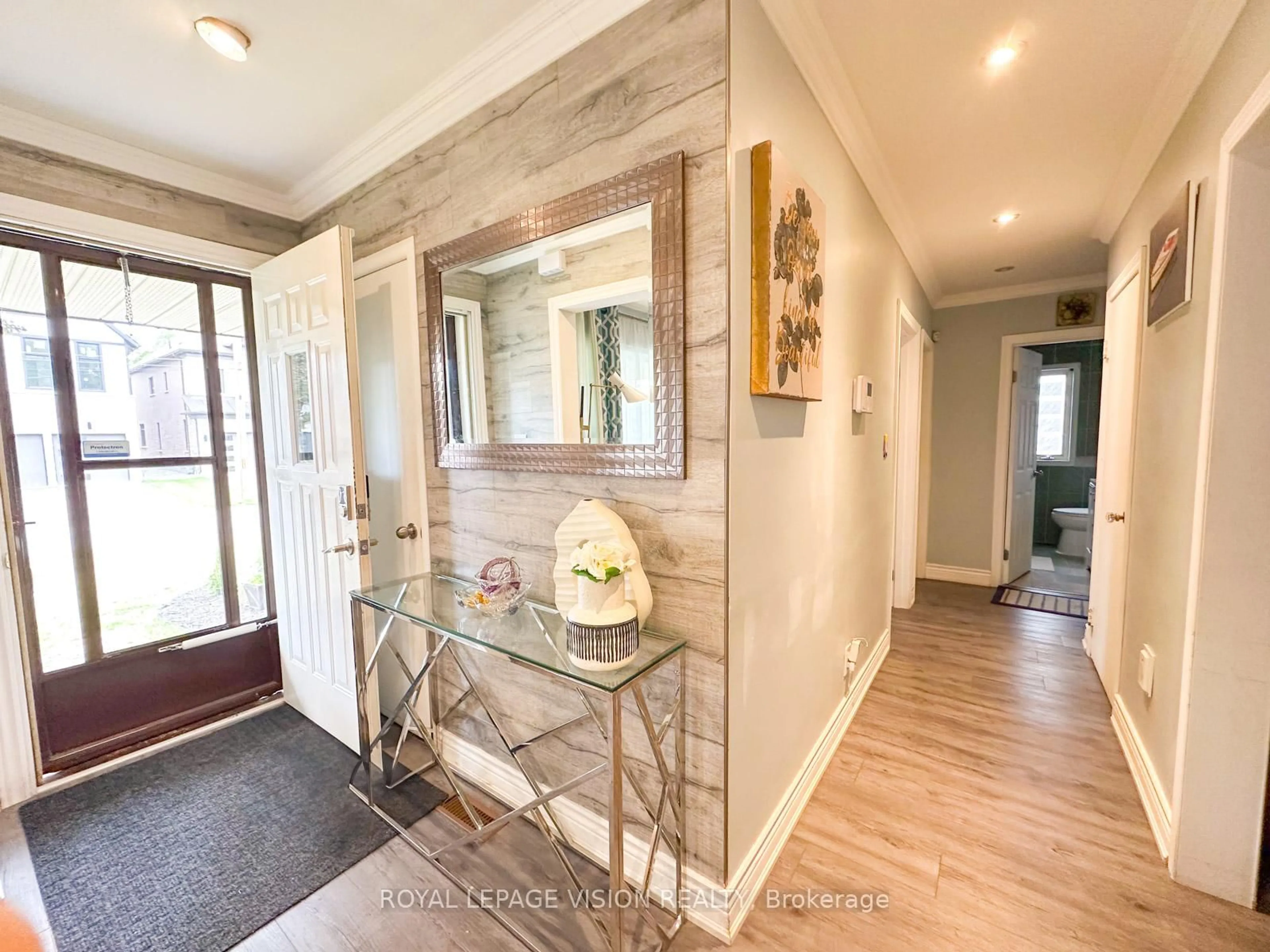 Indoor entryway for 117 William St, Whitchurch-Stouffville Ontario L4A 1B3