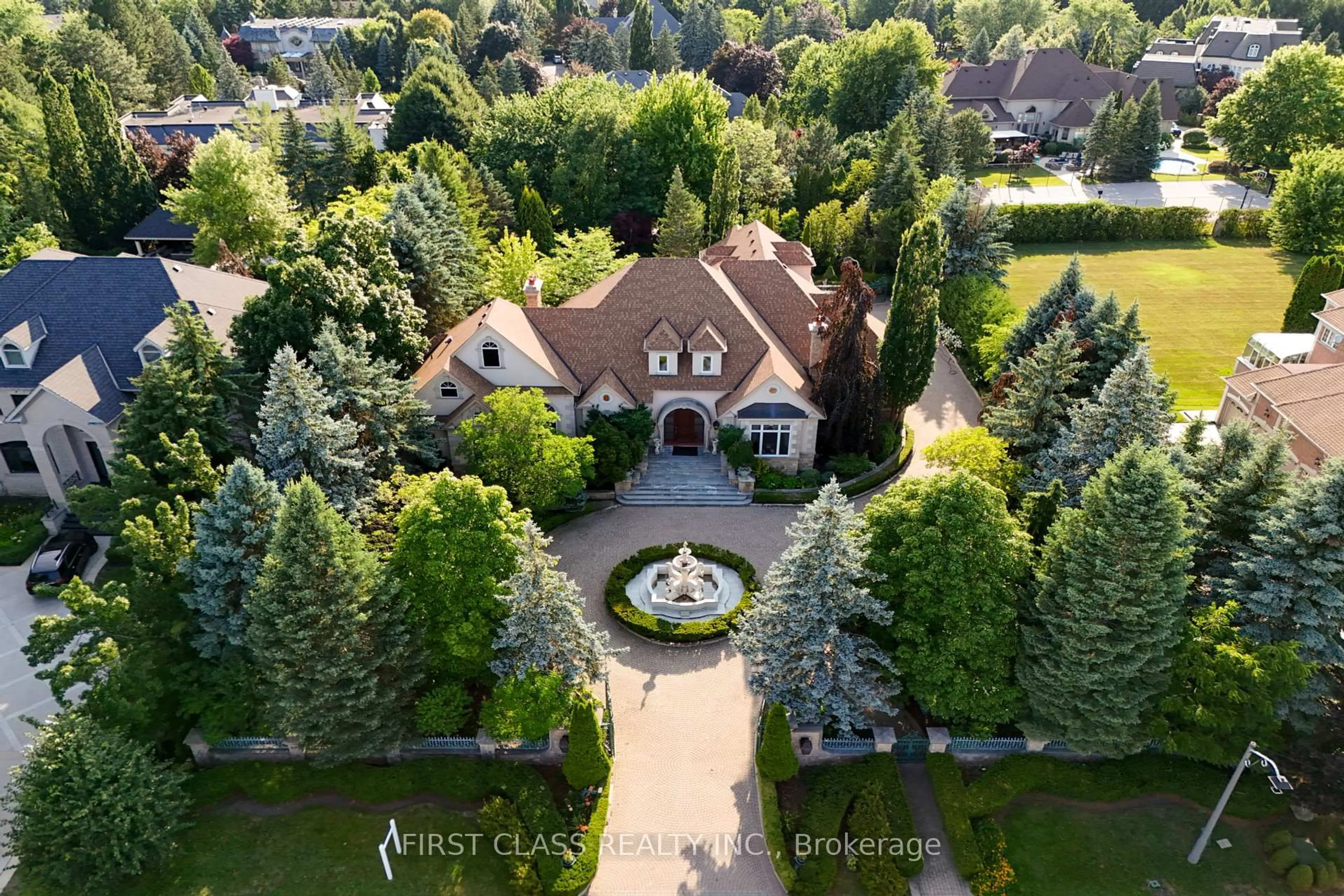 A pic from outside/outdoor area/front of a property/back of a property/a pic from drone, street for 121 Flatbush Ave, Vaughan Ontario L4L 8K1