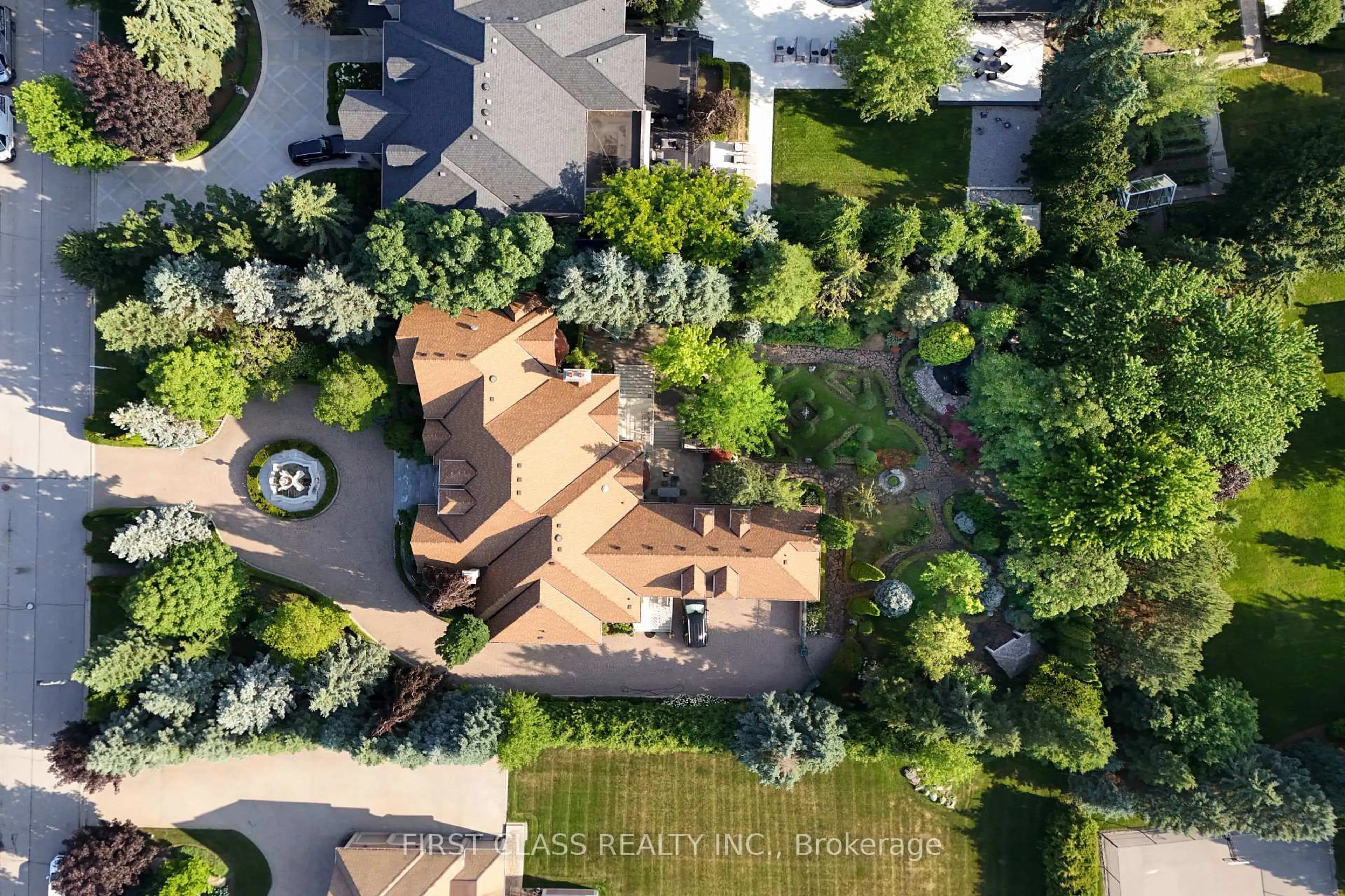 A pic from outside/outdoor area/front of a property/back of a property/a pic from drone, street for 121 Flatbush Ave, Vaughan Ontario L4L 8K1