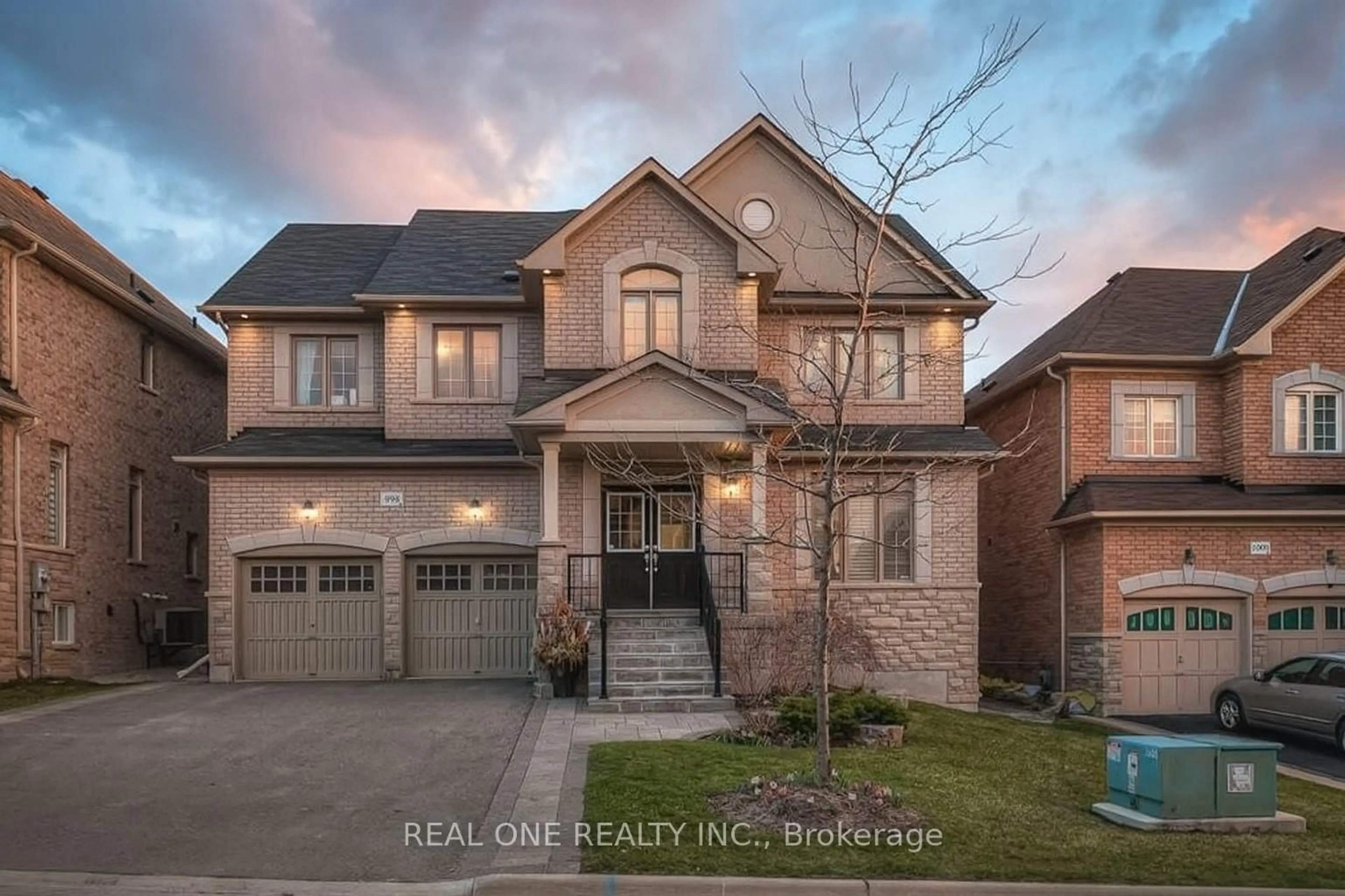 Home with brick exterior material, street for 998 Wilbur Pipher Circ, Newmarket Ontario L3X 0G5