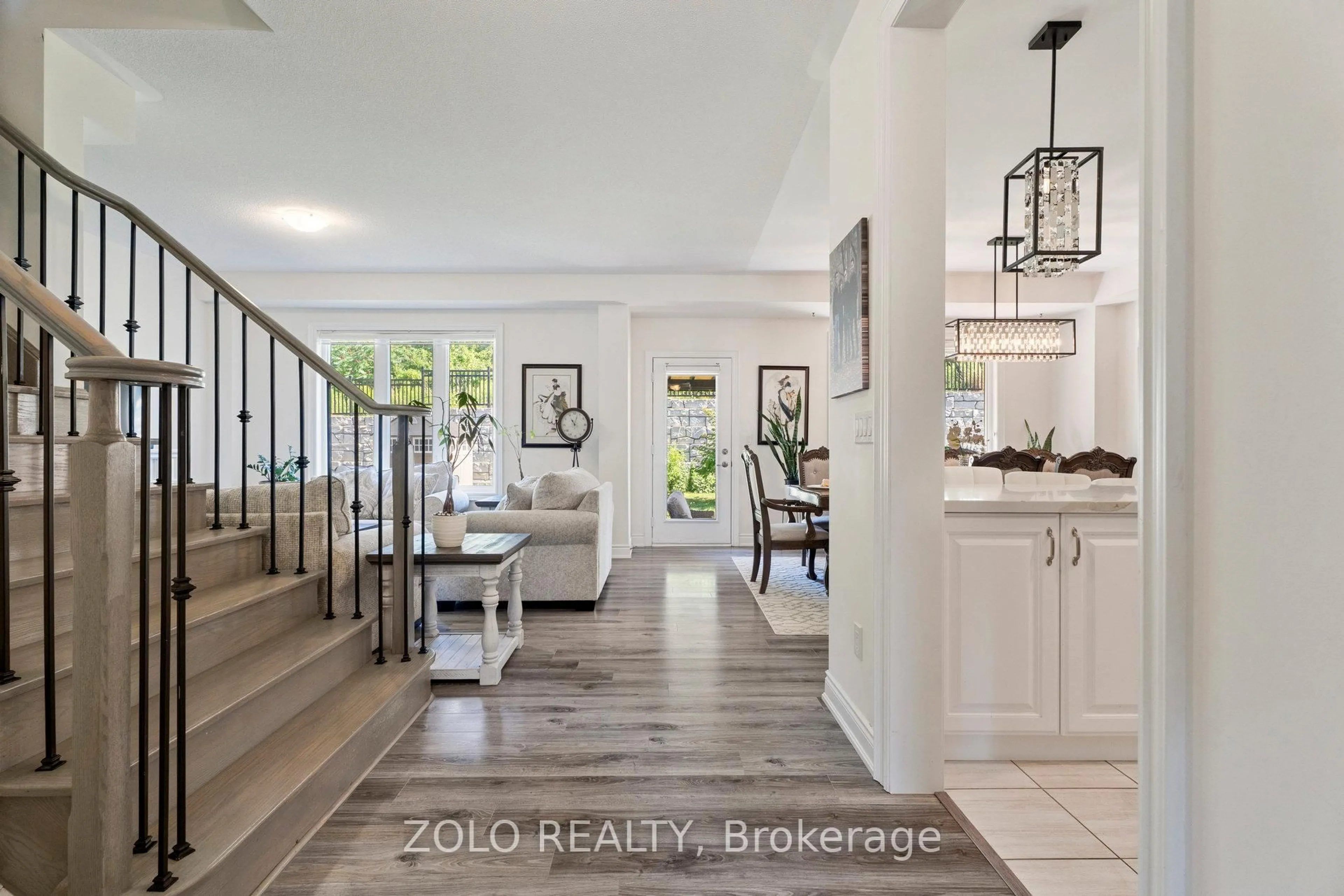 Indoor entryway for 143 Kingsmere Cres, New Tecumseth Ontario L9R 1K8