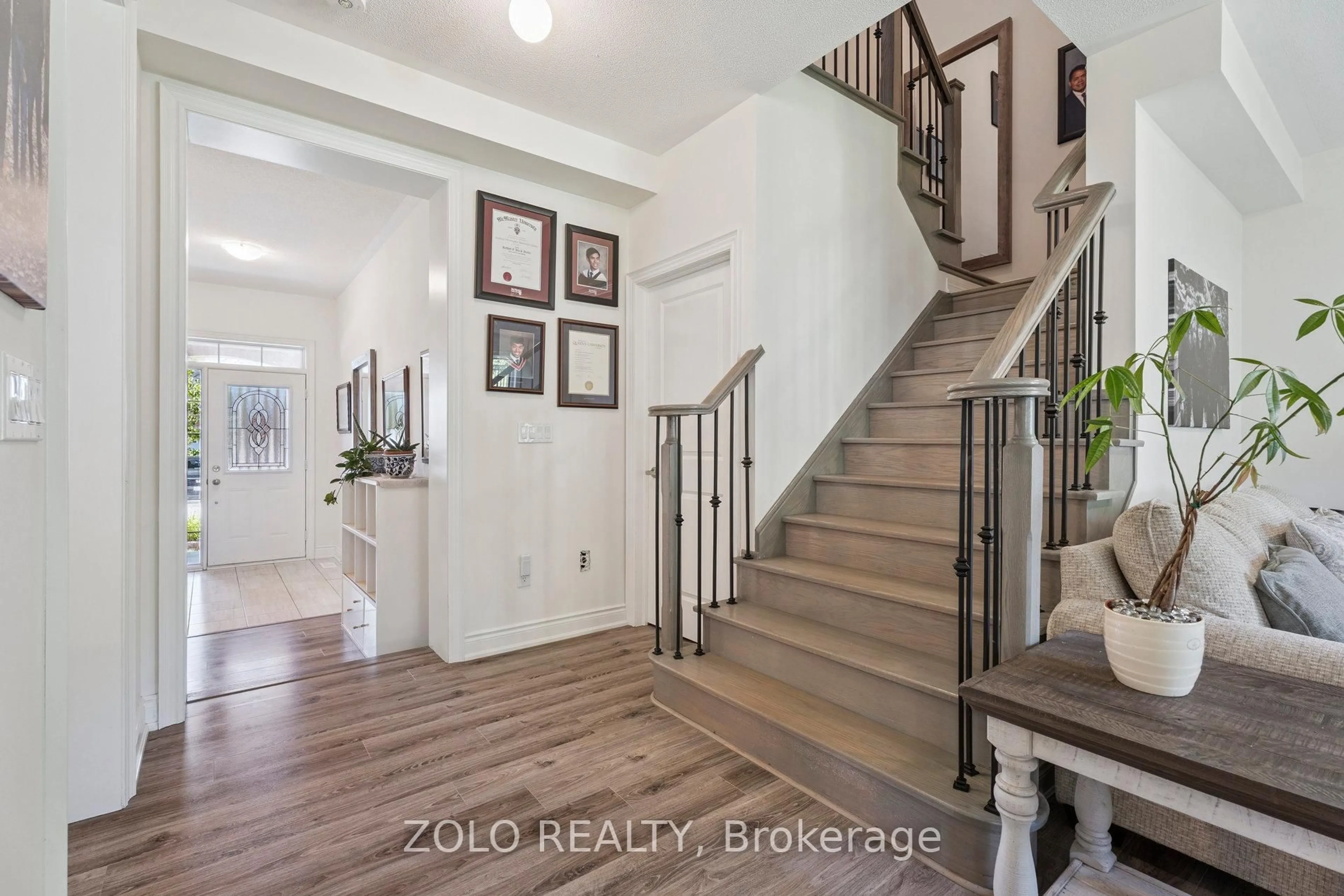 Indoor entryway for 143 Kingsmere Cres, New Tecumseth Ontario L9R 1K8