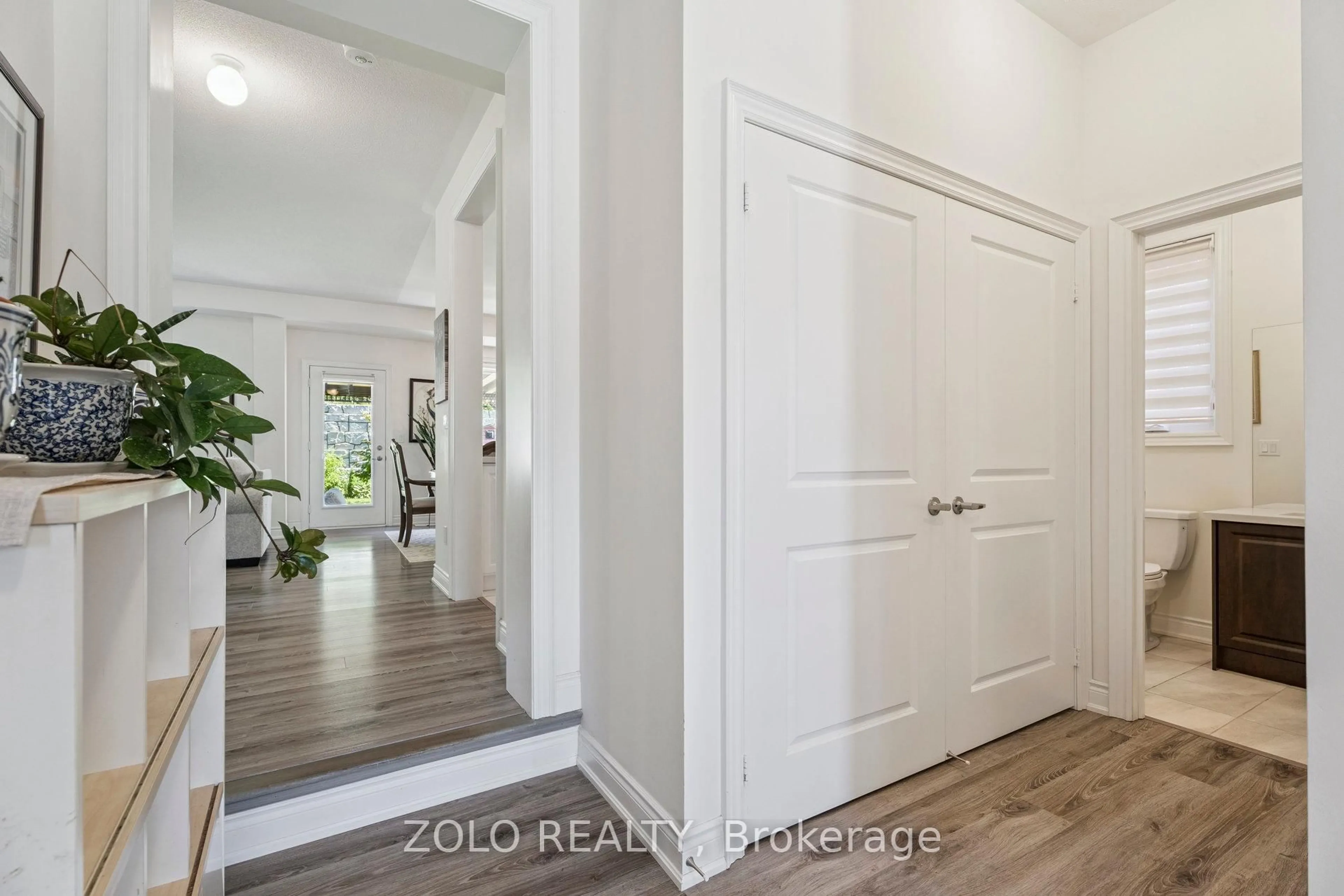 Indoor entryway for 143 Kingsmere Cres, New Tecumseth Ontario L9R 1K8