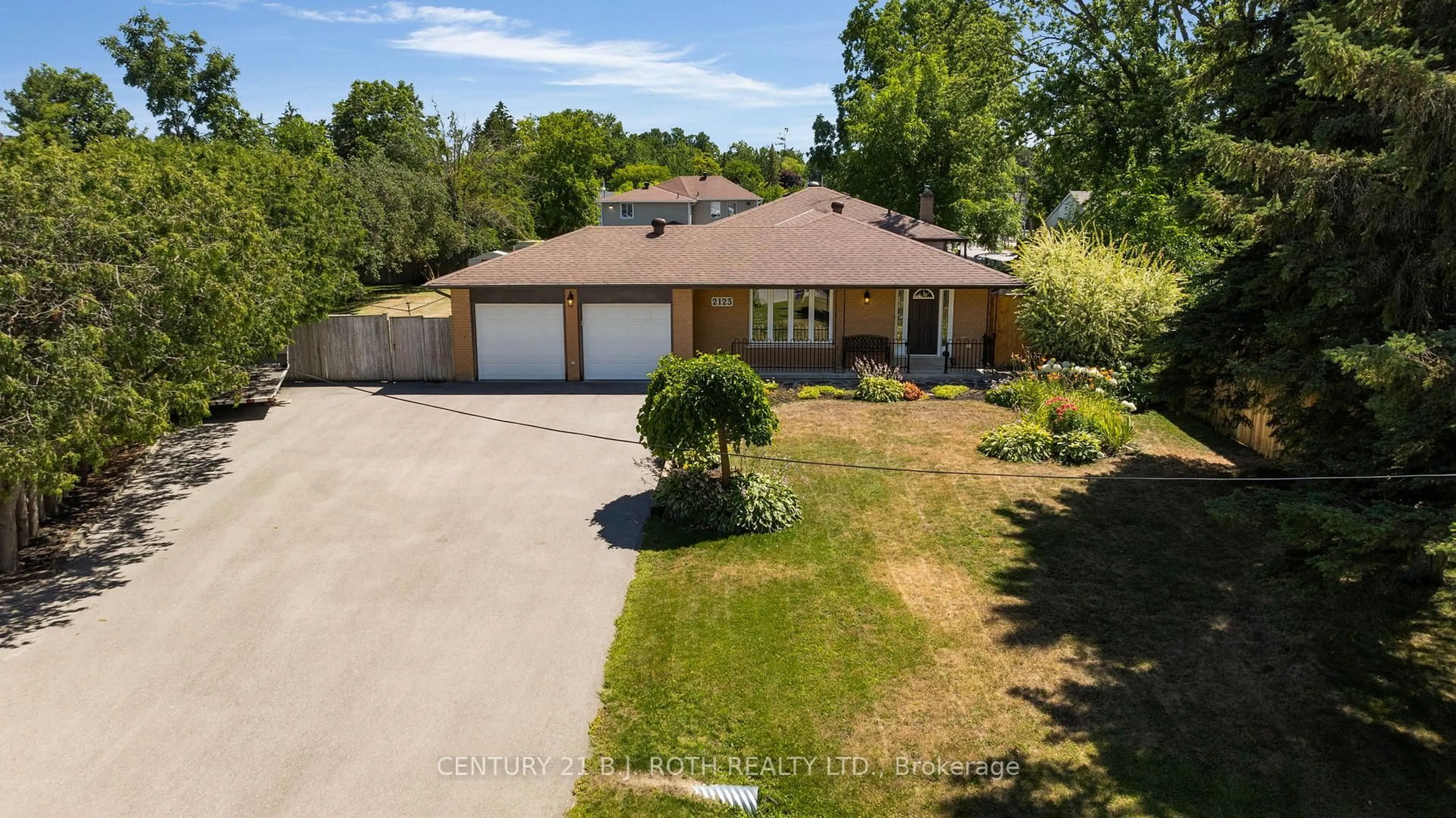 A pic from outside/outdoor area/front of a property/back of a property/a pic from drone, street for 2123 Mildred Ave, Innisfil Ontario L9S 2B9