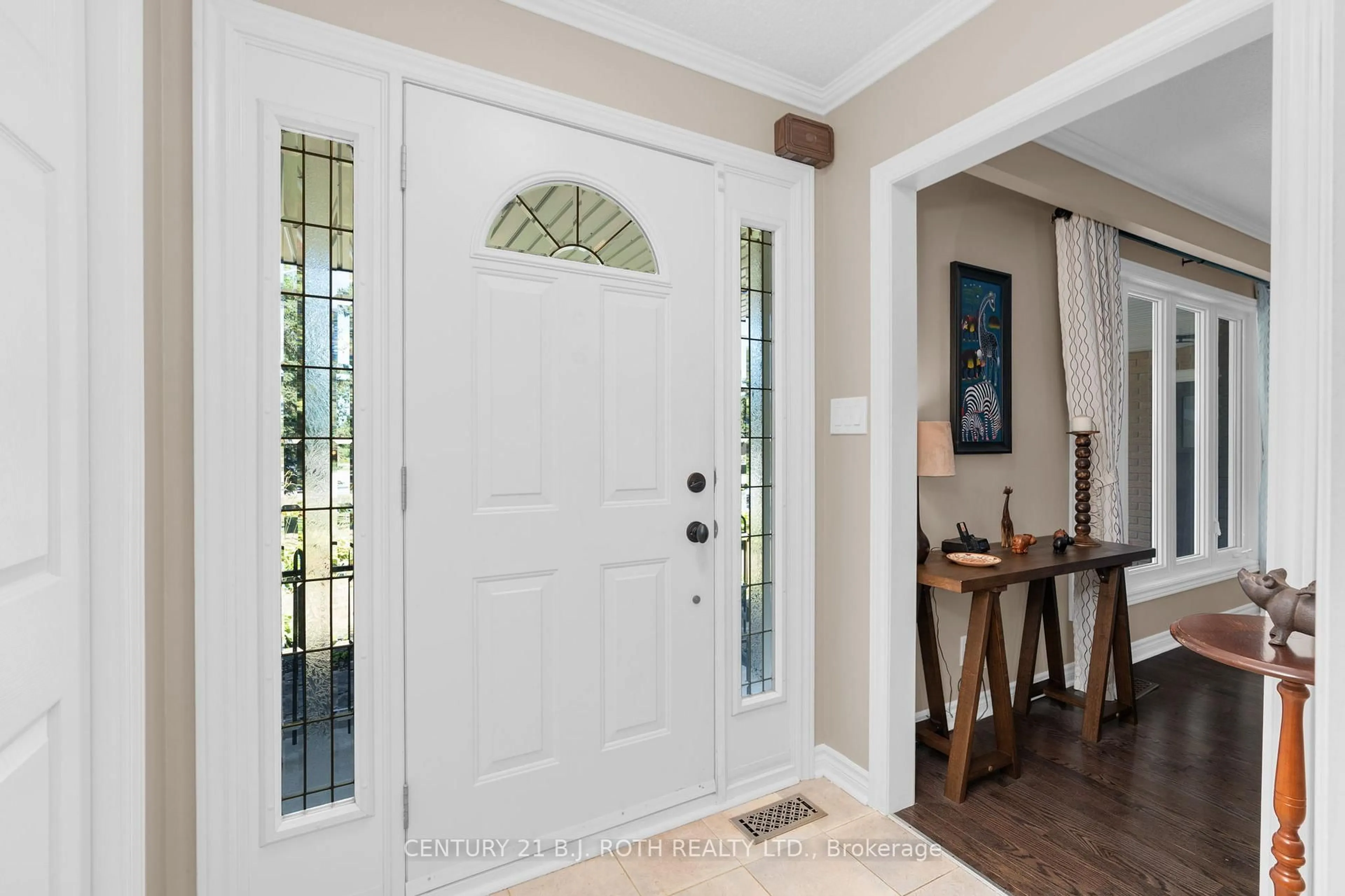 Indoor entryway for 2123 Mildred Ave, Innisfil Ontario L9S 2B9