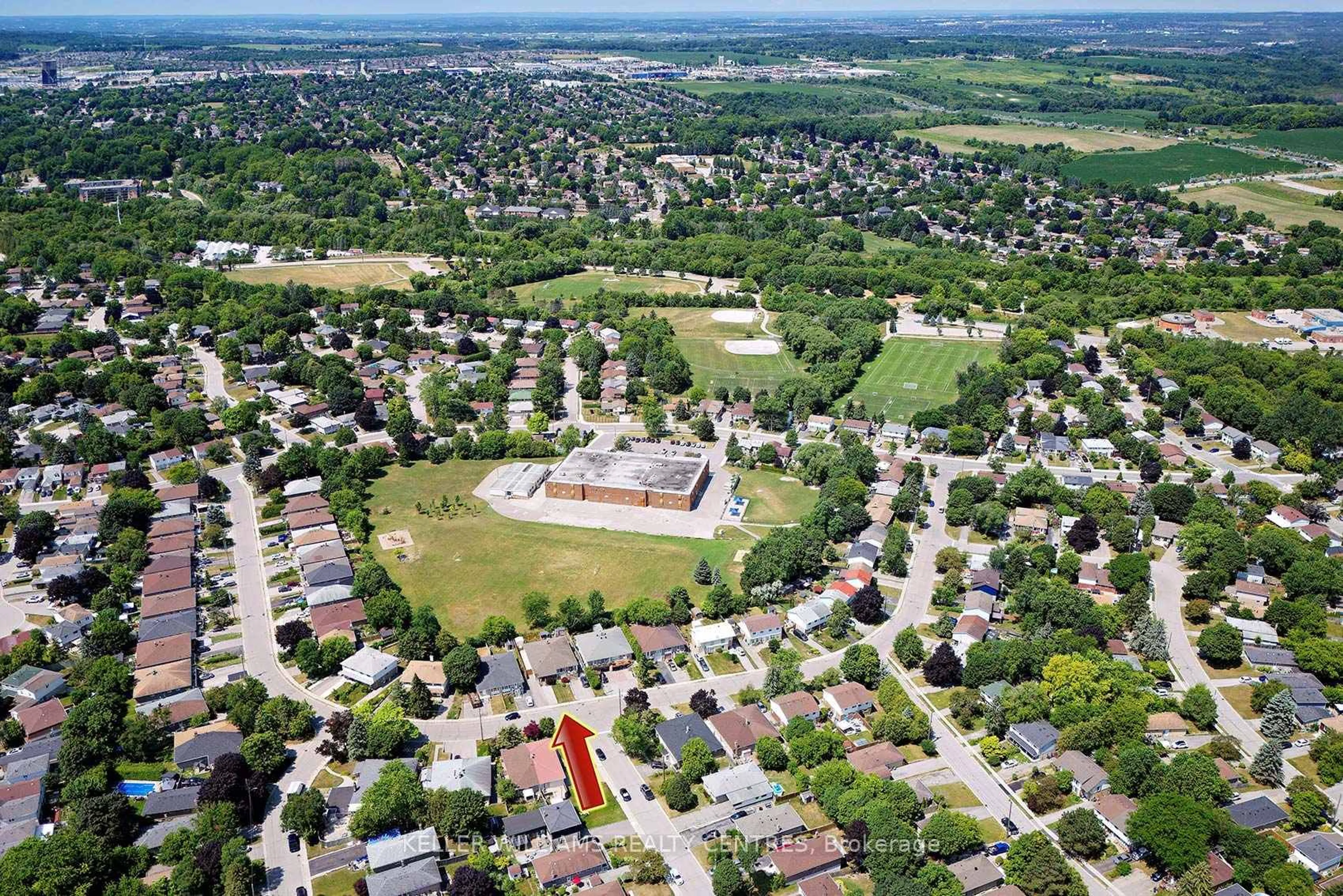 A pic from outside/outdoor area/front of a property/back of a property/a pic from drone, street for 745 Sunnypoint Dr, Newmarket Ontario L3Y 2Z7