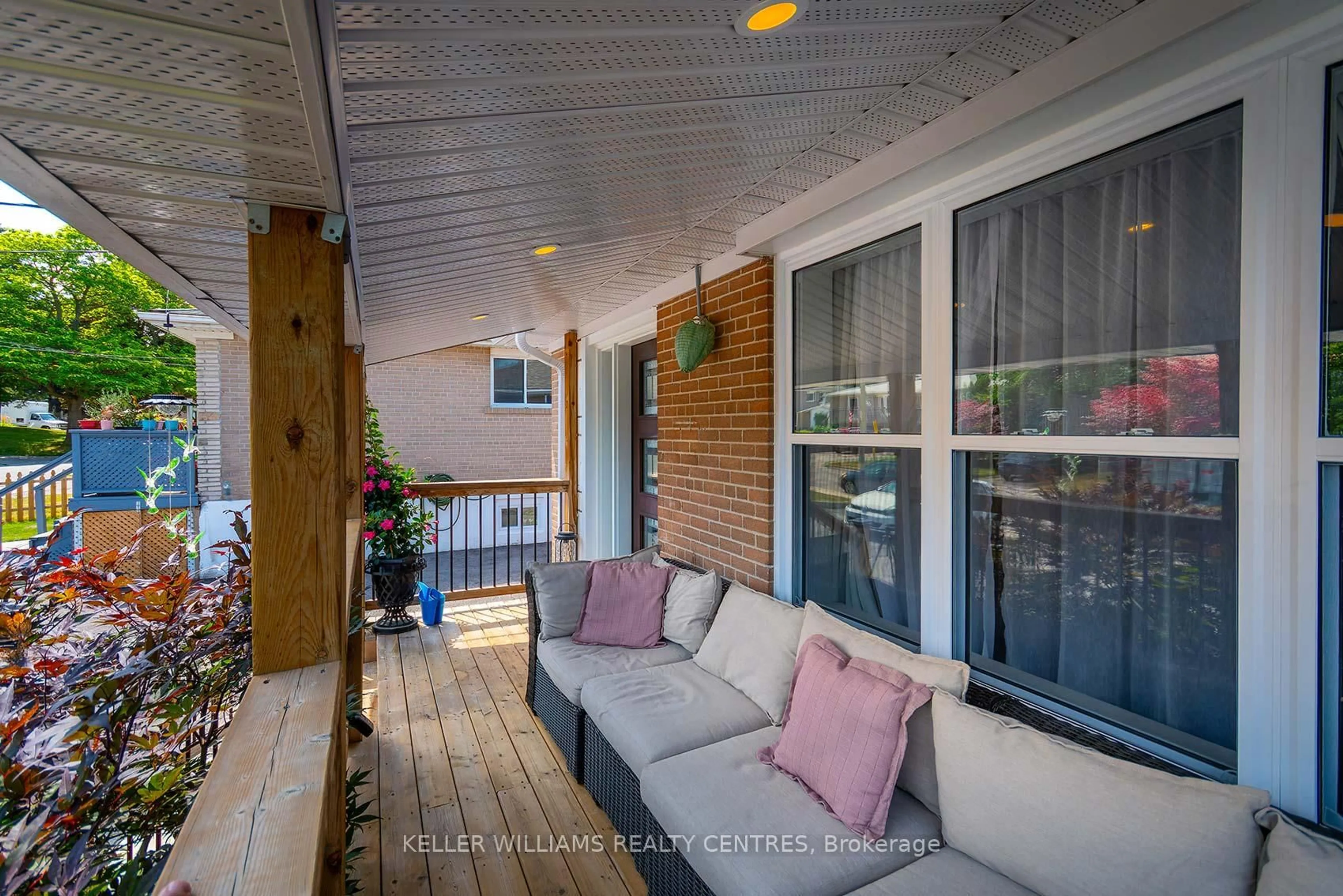 Patio, street for 745 Sunnypoint Dr, Newmarket Ontario L3Y 2Z7