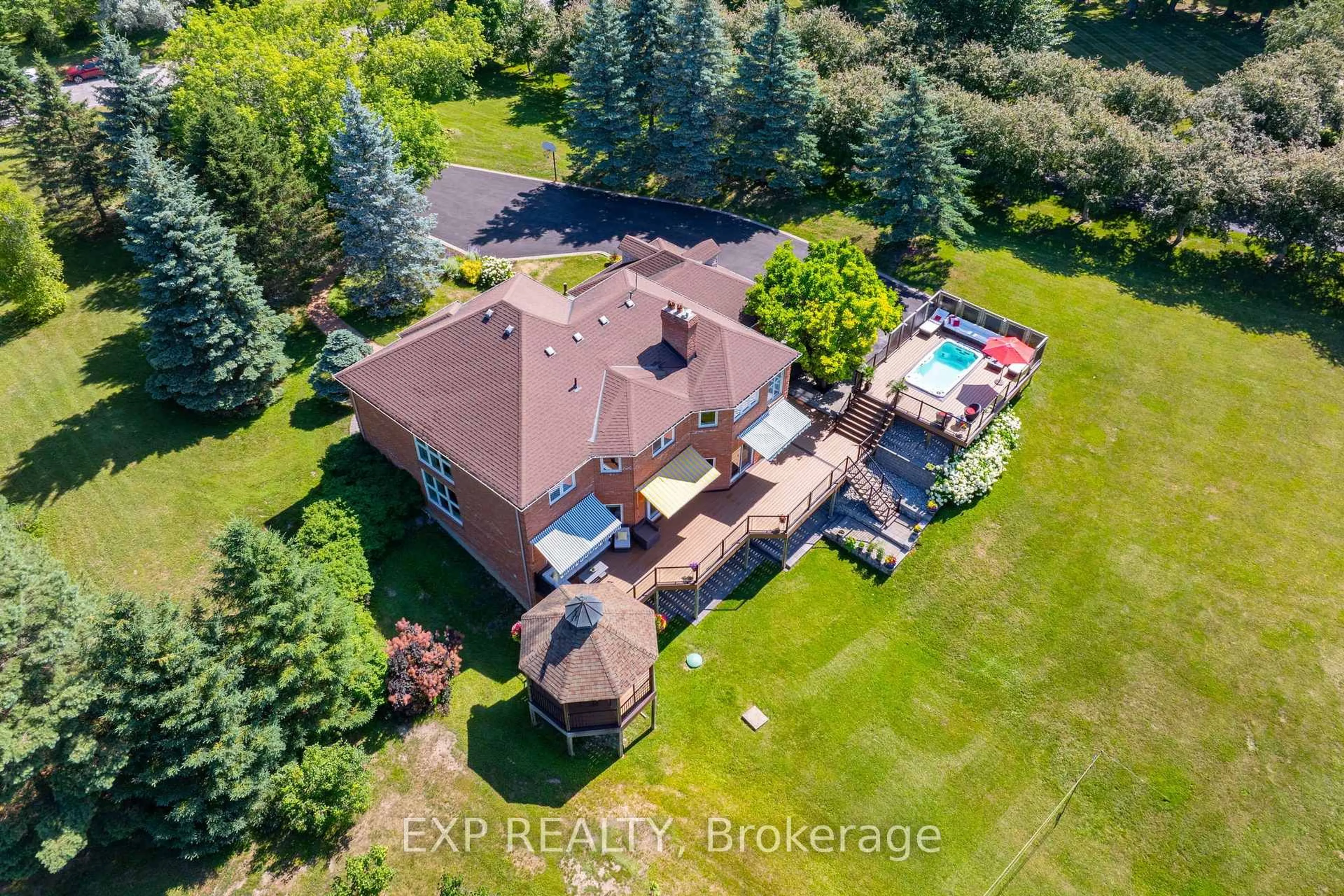A pic from outside/outdoor area/front of a property/back of a property/a pic from drone, unknown for 47 Brule Tr, King Ontario L7B 0C7