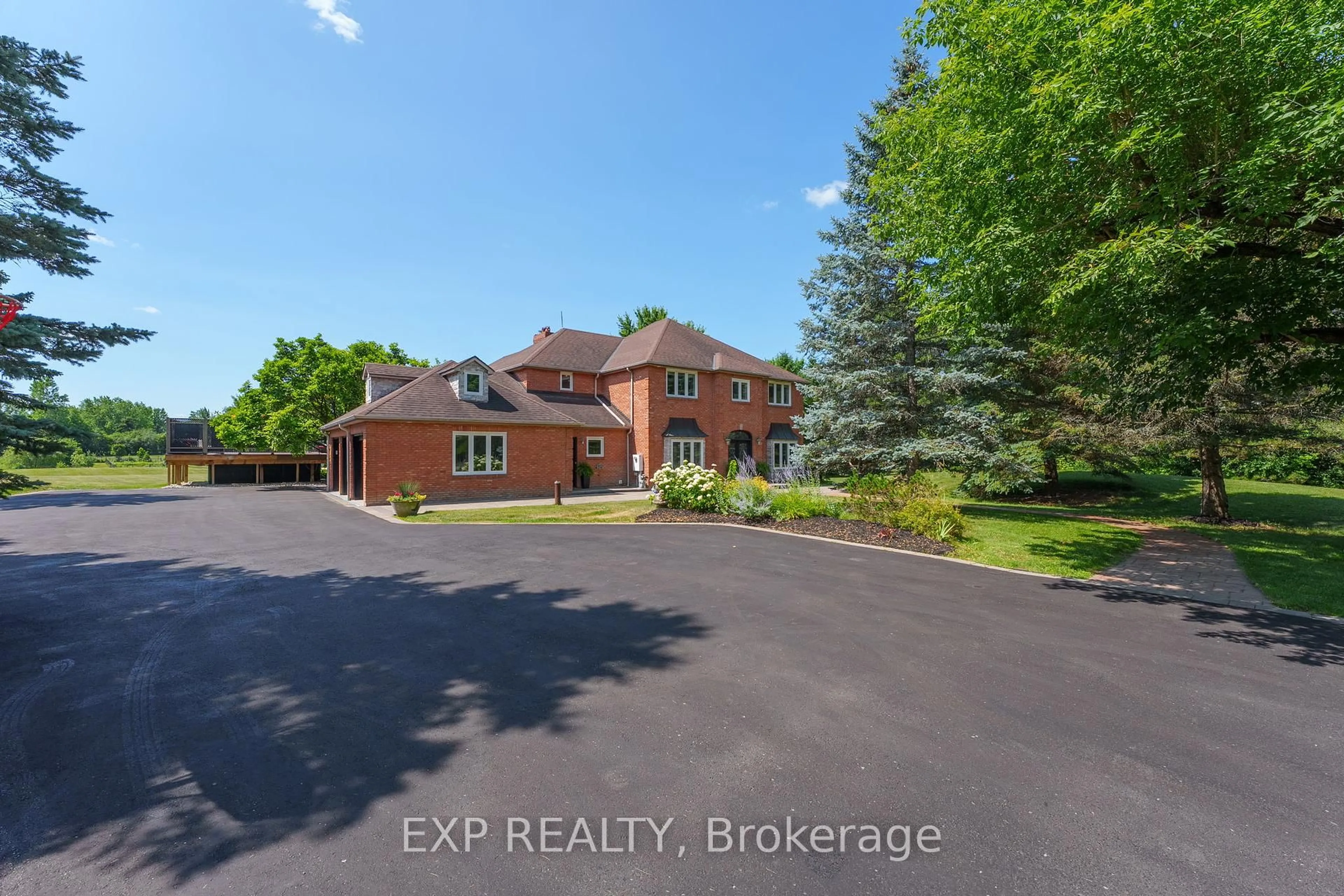 A pic from outside/outdoor area/front of a property/back of a property/a pic from drone, unknown for 47 Brule Tr, King Ontario L7B 0C7