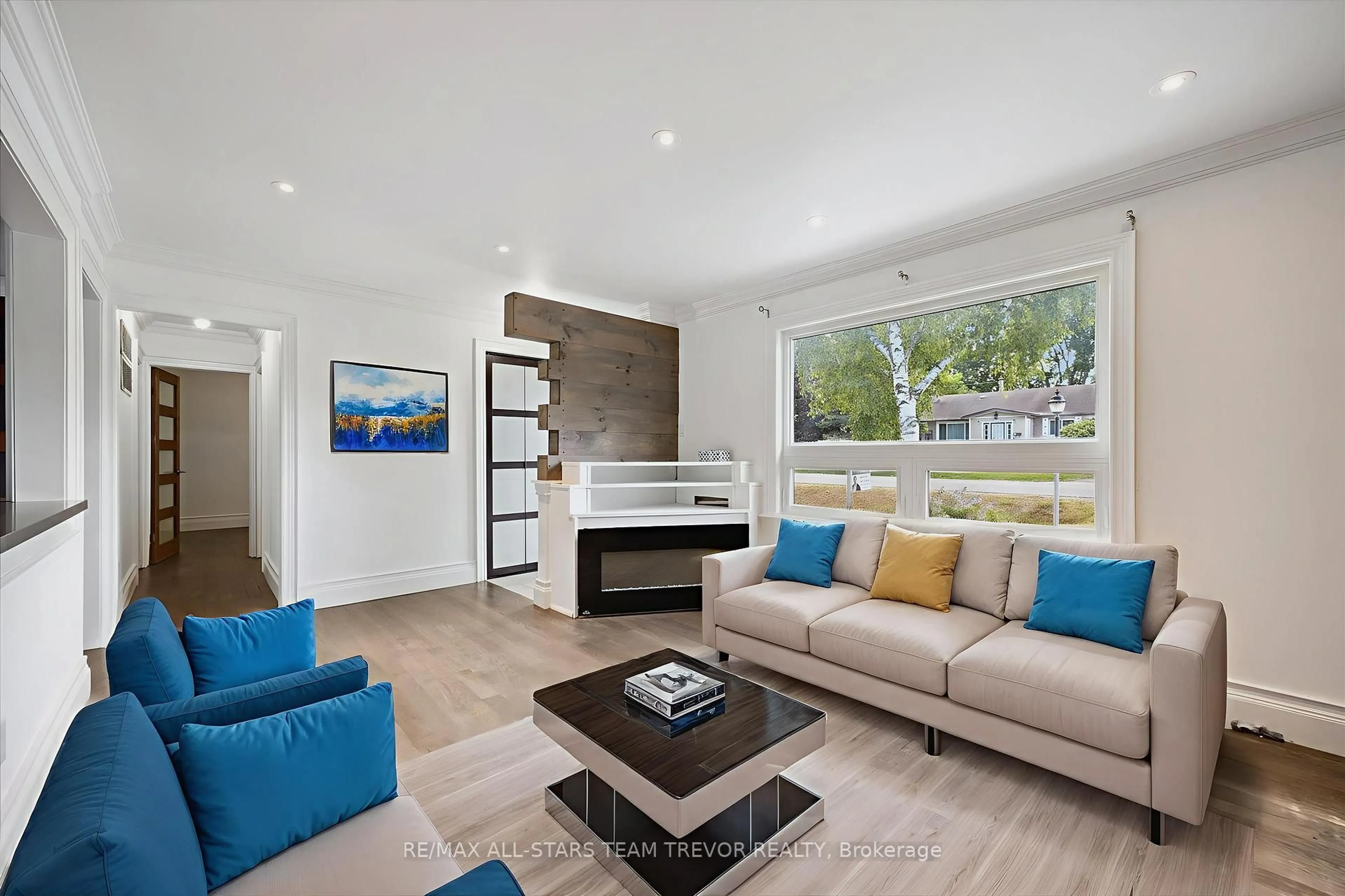 Living room with furniture, wood/laminate floor for 370 Adeline Dr, Georgina Ontario L4P 3C3