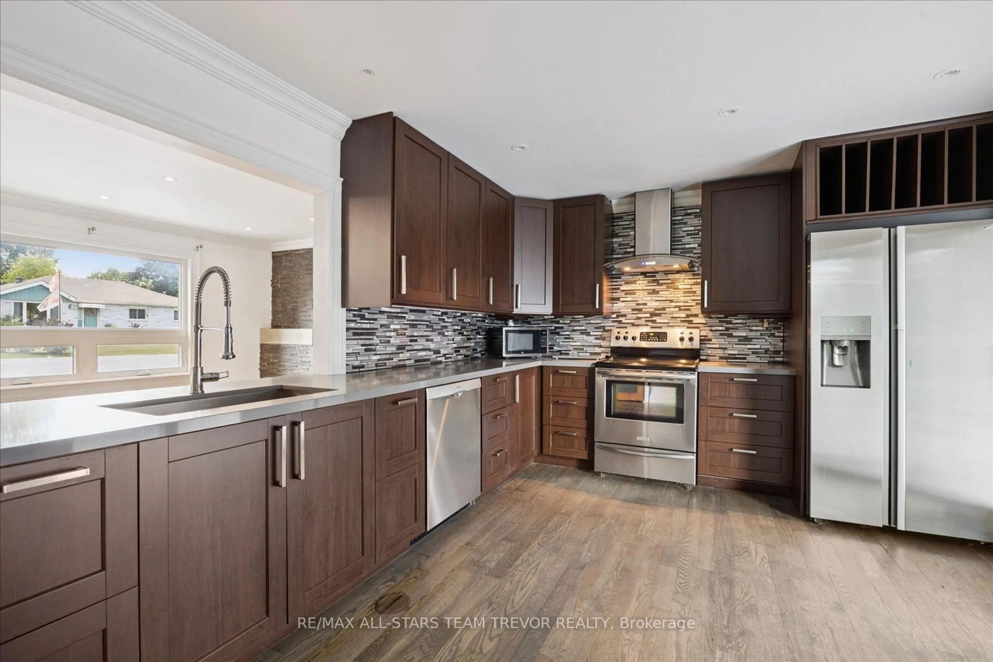 Open concept kitchen, unknown for 370 Adeline Dr, Georgina Ontario L4P 3C3