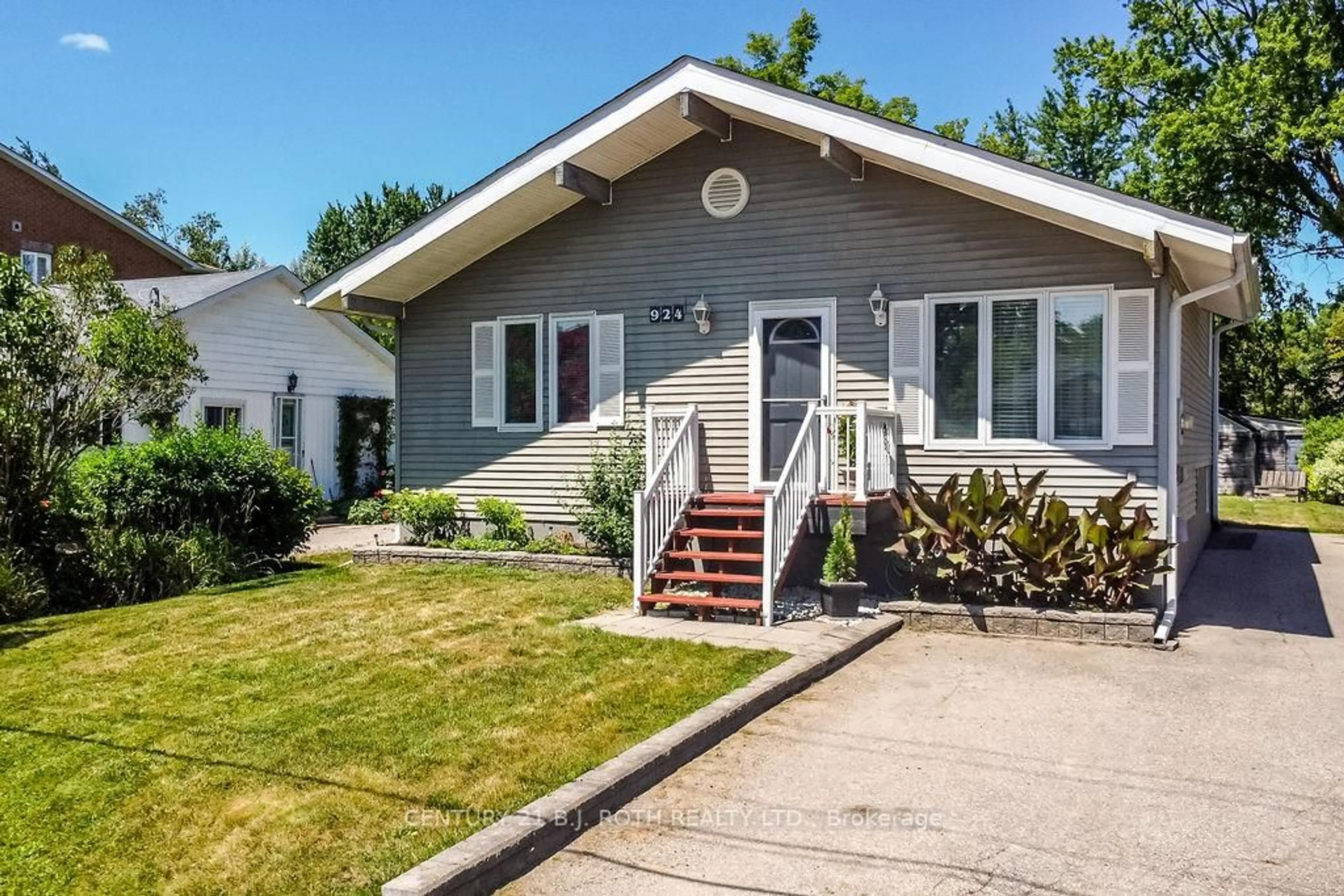 Home with vinyl exterior material, street for 924 Vicrol Dr, Innisfil Ontario L9S 1V4