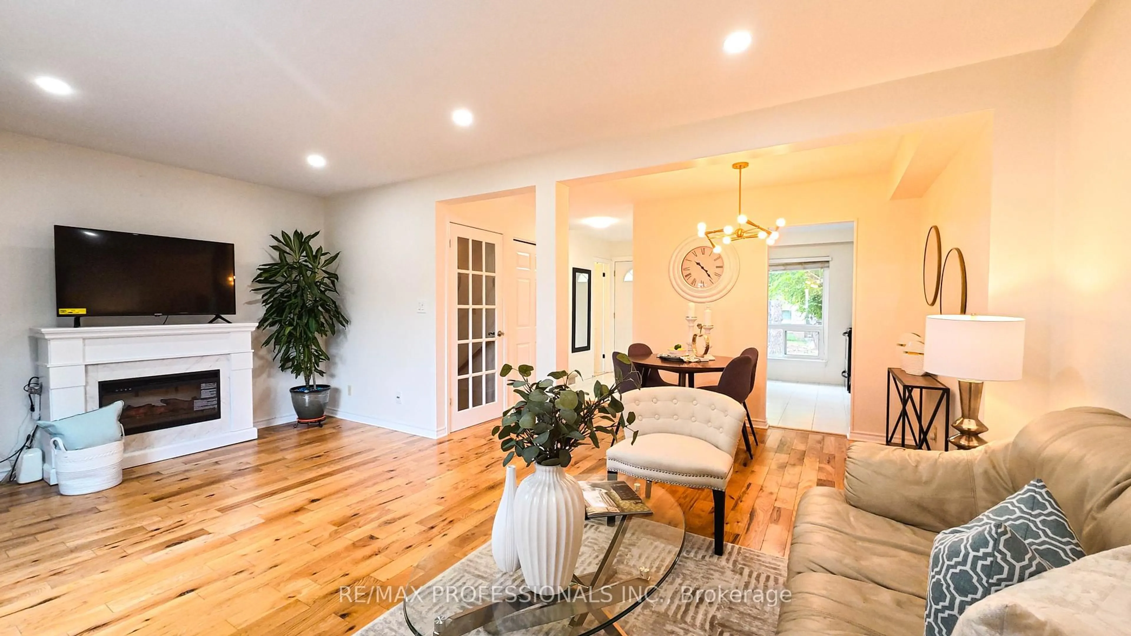 Living room with furniture, wood/laminate floor for 1 Wootten Way #27, Markham Ontario L3P 3H7