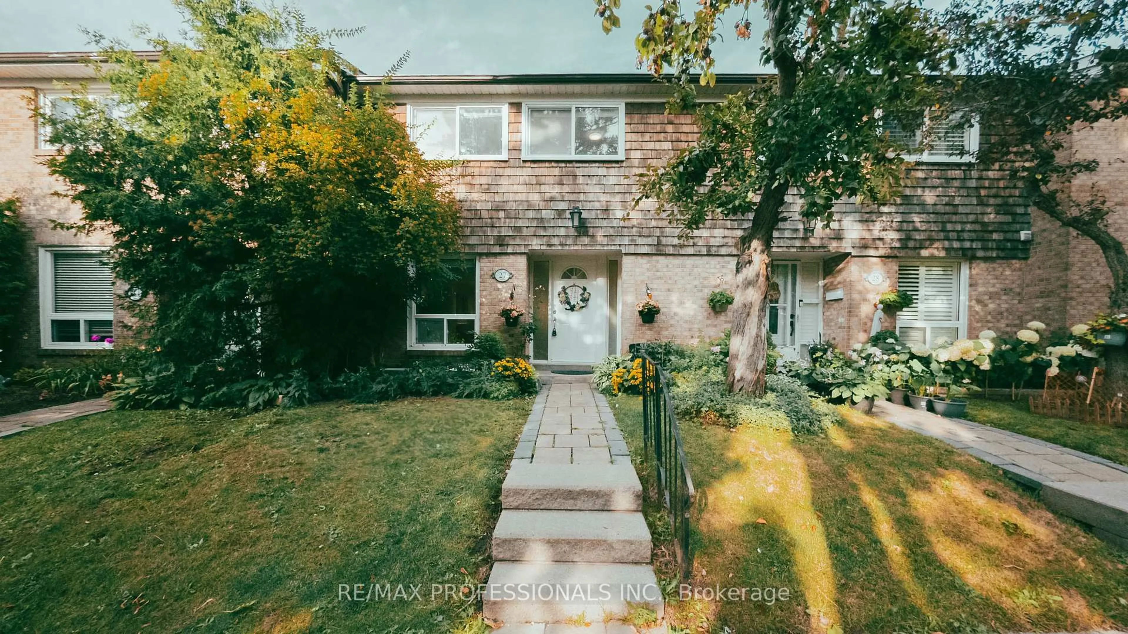 A pic from outside/outdoor area/front of a property/back of a property/a pic from drone, street for 1 Wootten Way #27, Markham Ontario L3P 3H7
