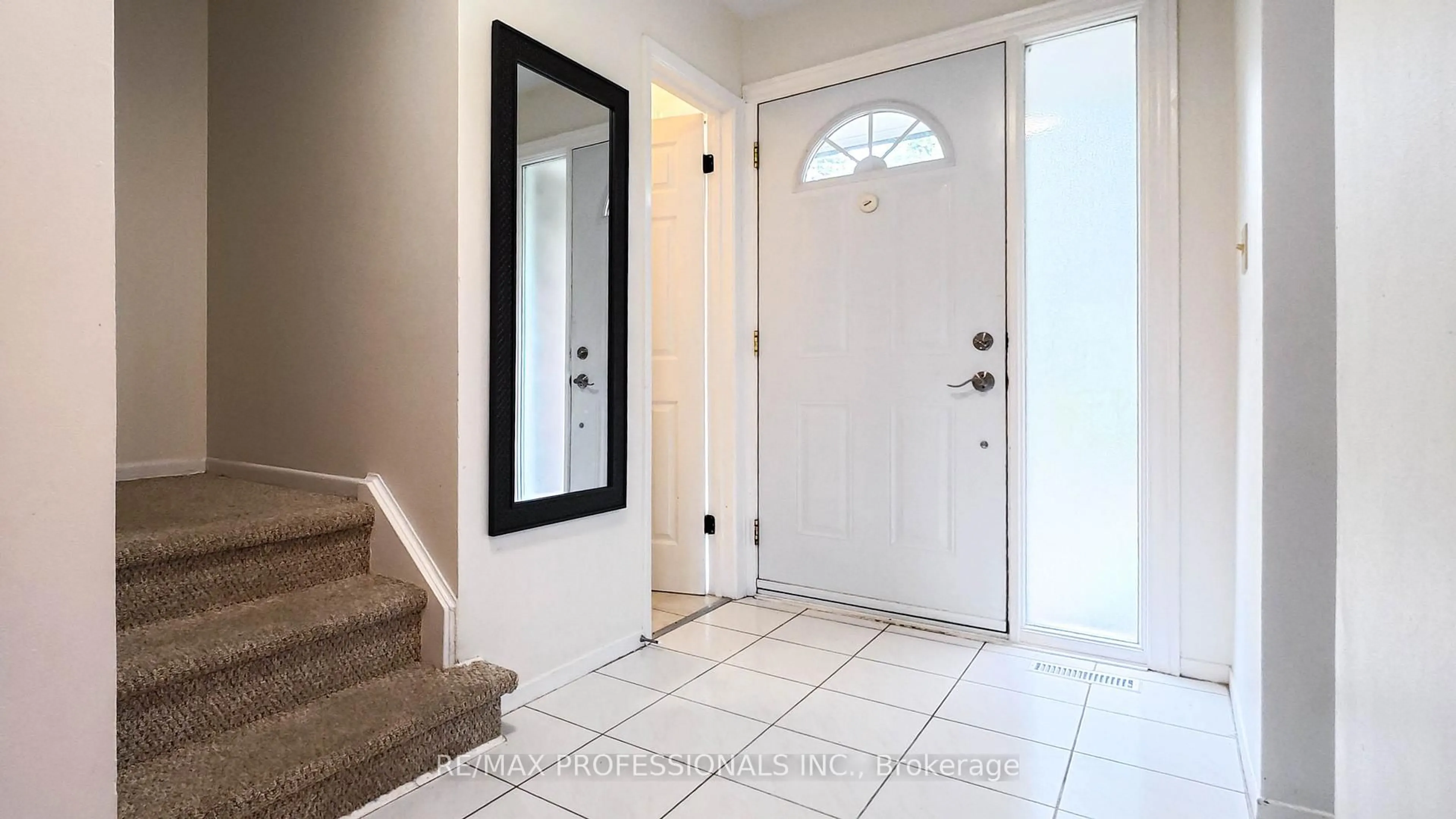 Indoor entryway for 1 Wootten Way #27, Markham Ontario L3P 3H7