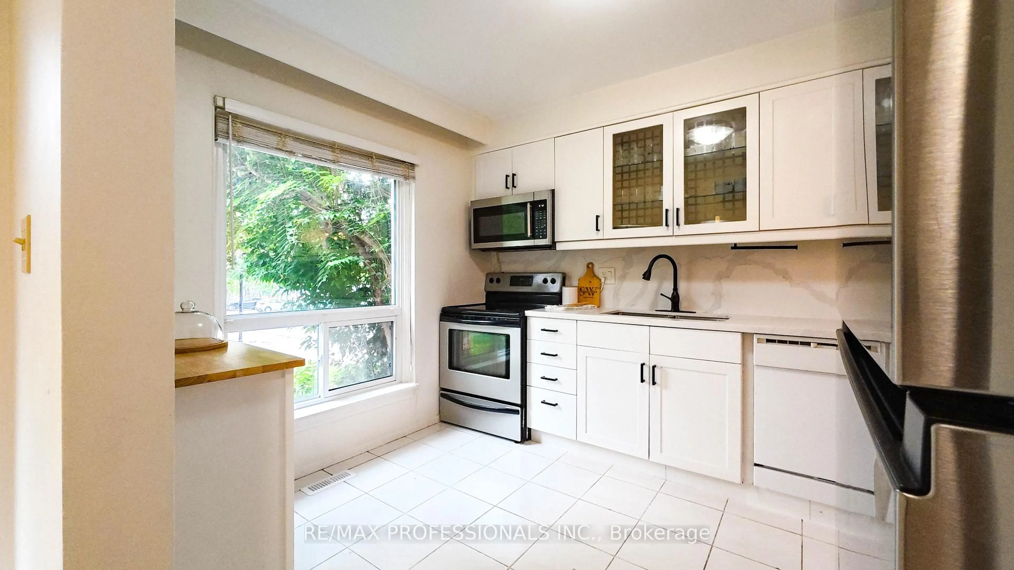 Standard kitchen, ceramic/tile floor for 1 Wootten Way #27, Markham Ontario L3P 3H7
