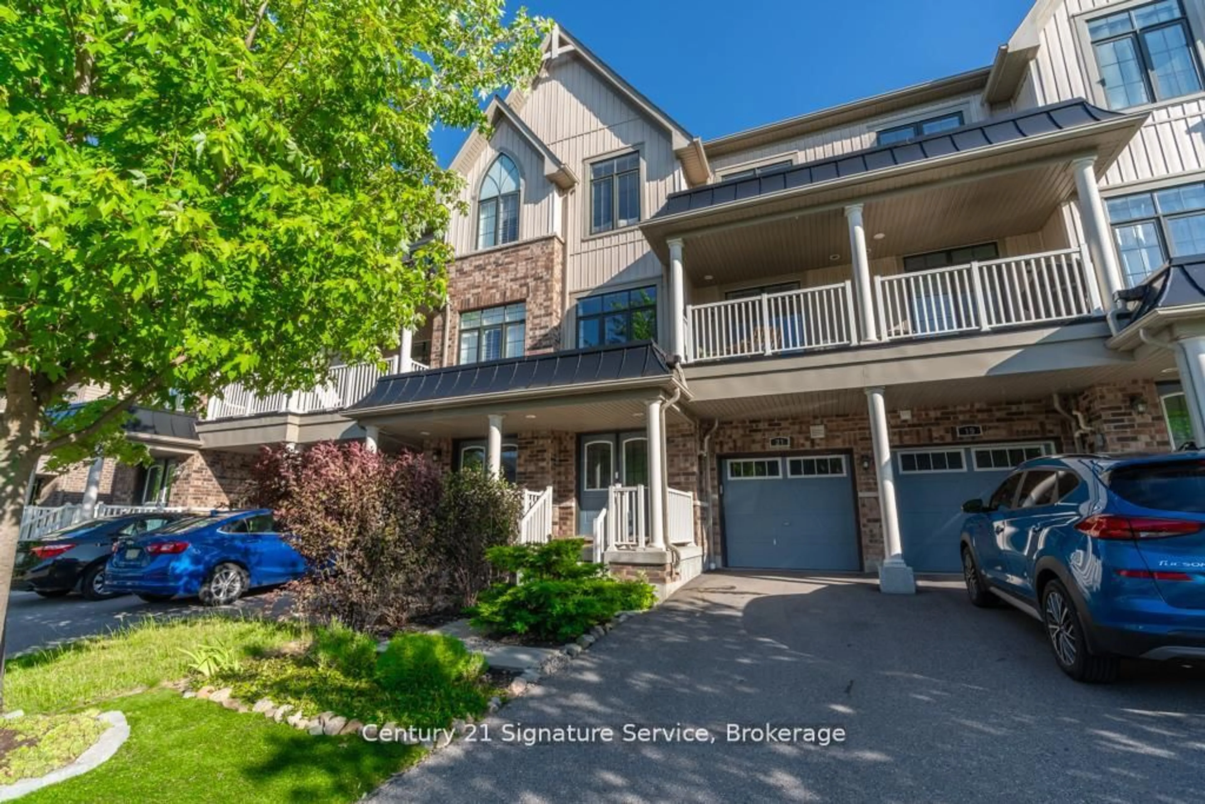 A pic from outside/outdoor area/front of a property/back of a property/a pic from drone, street for 21 Blackpool Lane, East Gwillimbury Ontario L9N 0R7