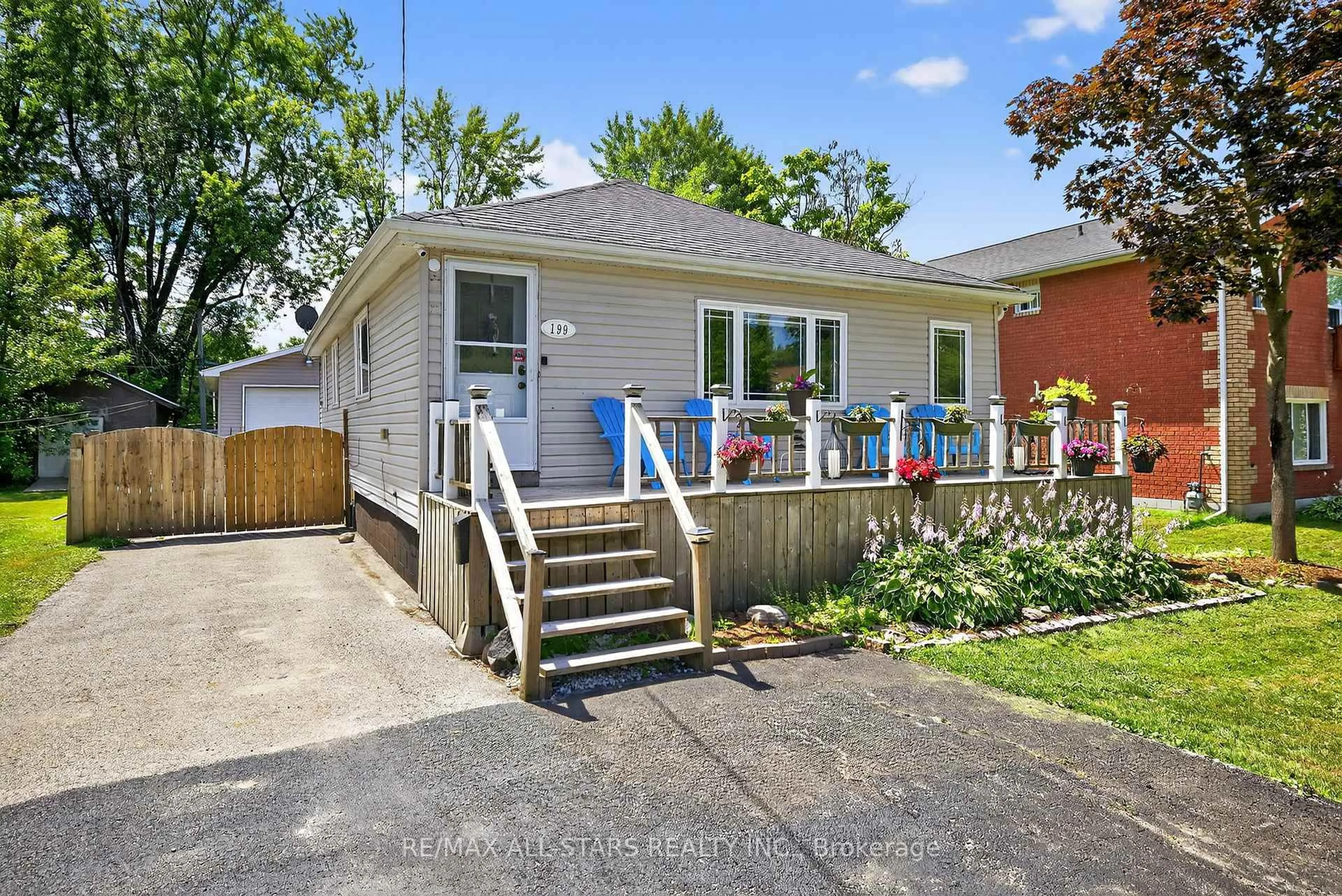 Home with vinyl exterior material, street for 199 Garden Ave, Georgina Ontario L4P 2L3