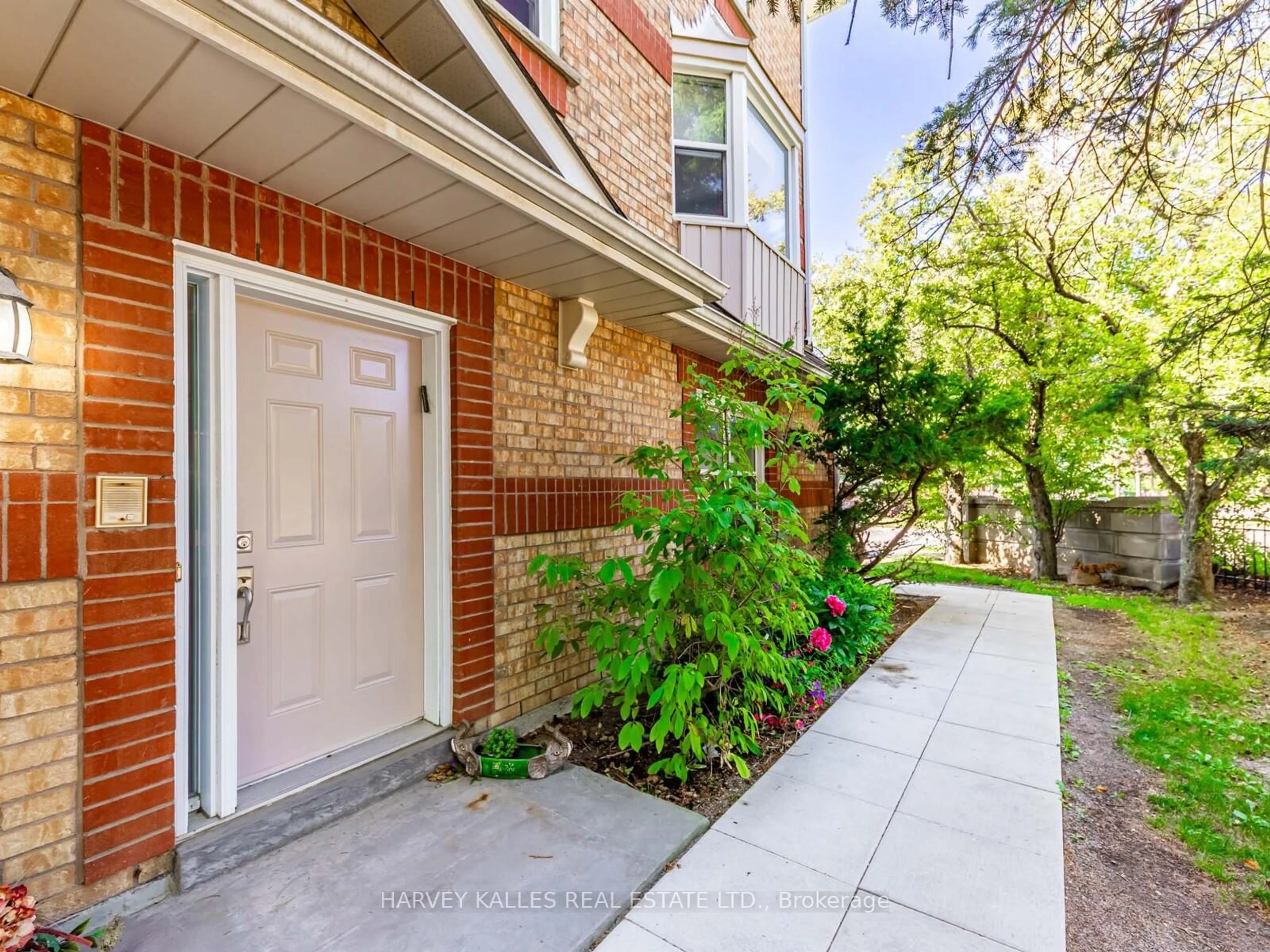 Indoor entryway for 1 Edenbridge Dr, Vaughan Ontario L4J 8C3