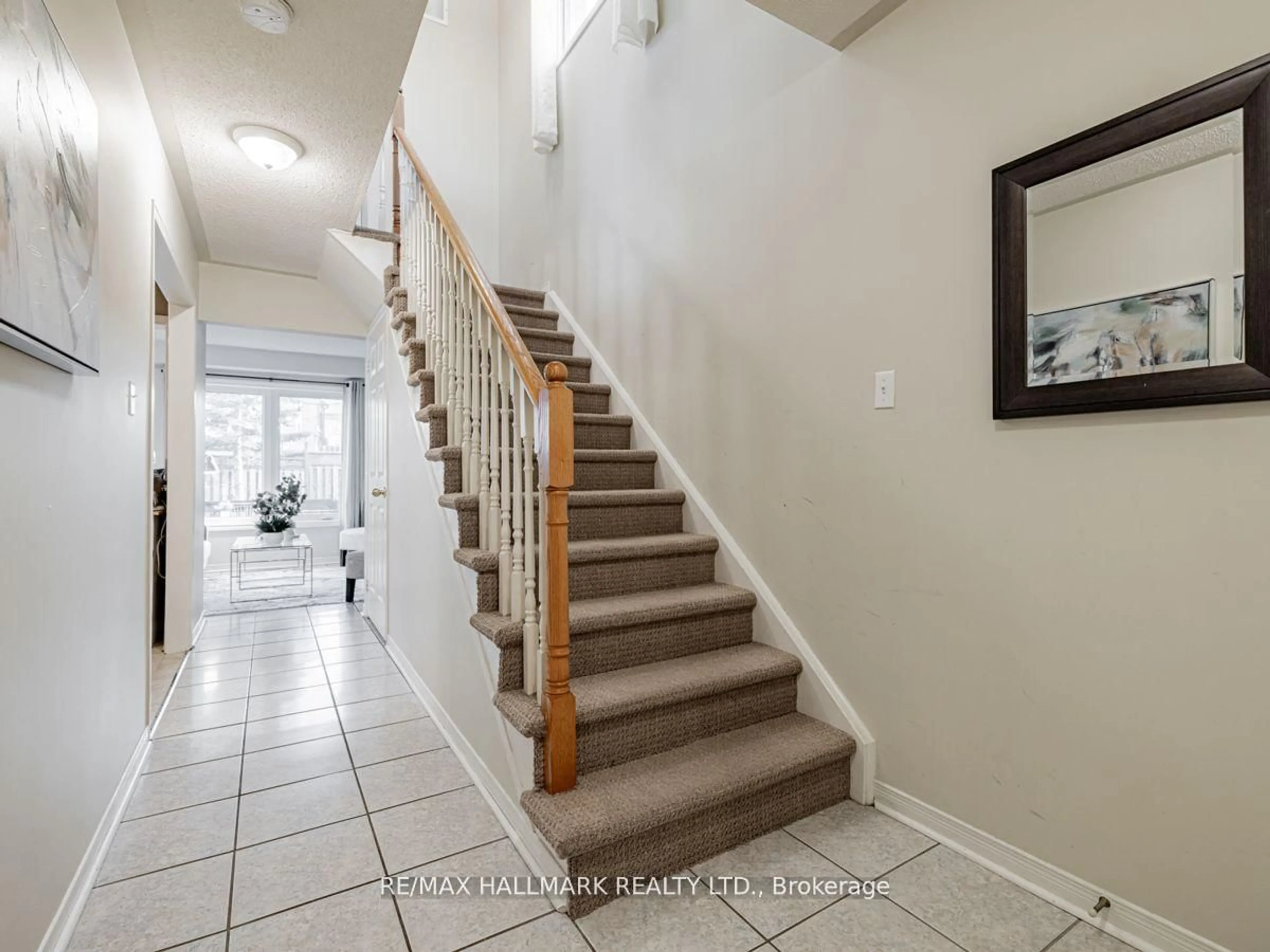 Unknown for 566 Walpole Cres, Newmarket Ontario L3X 2B4