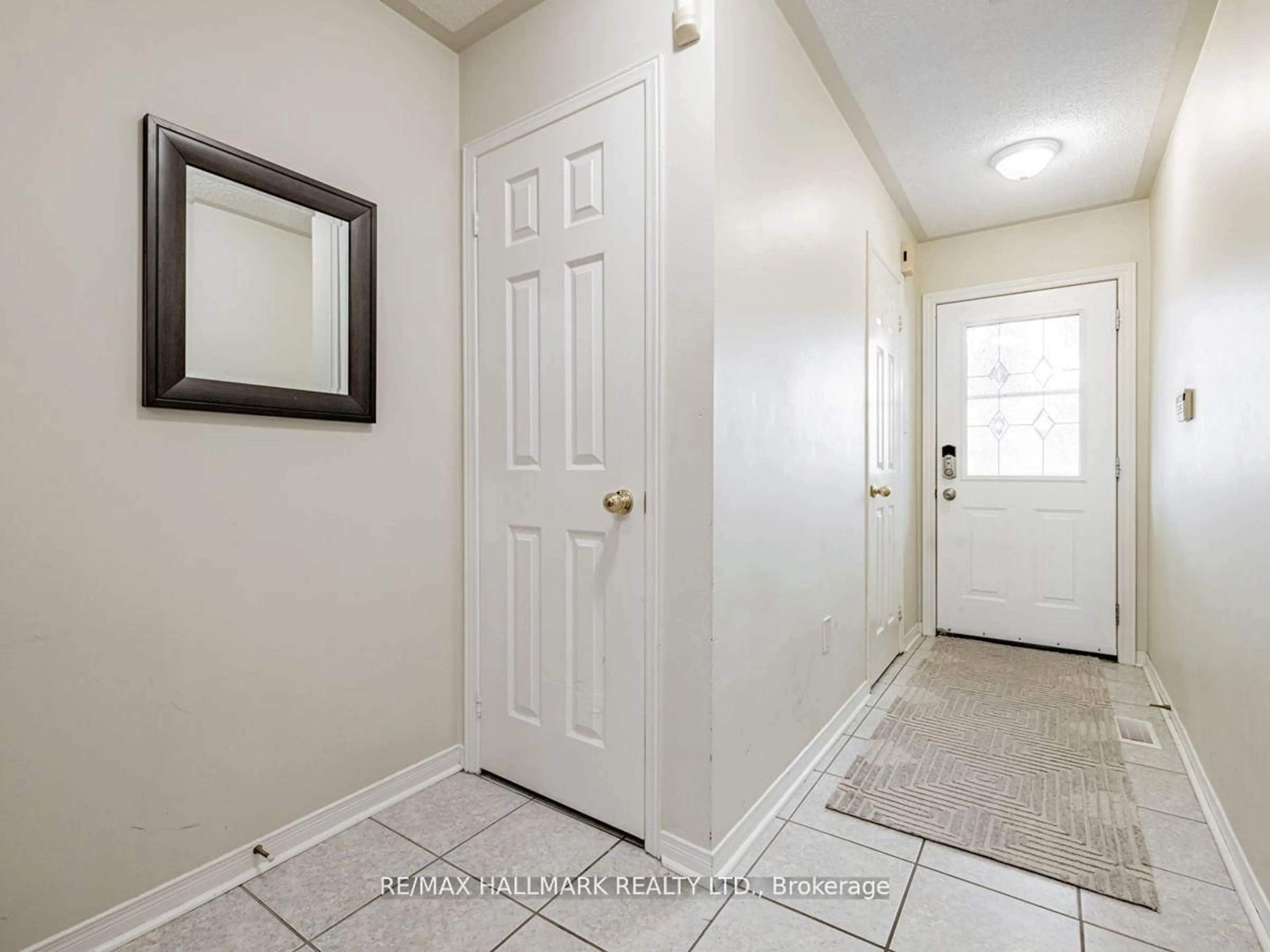Indoor entryway for 566 Walpole Cres, Newmarket Ontario L3X 2B4