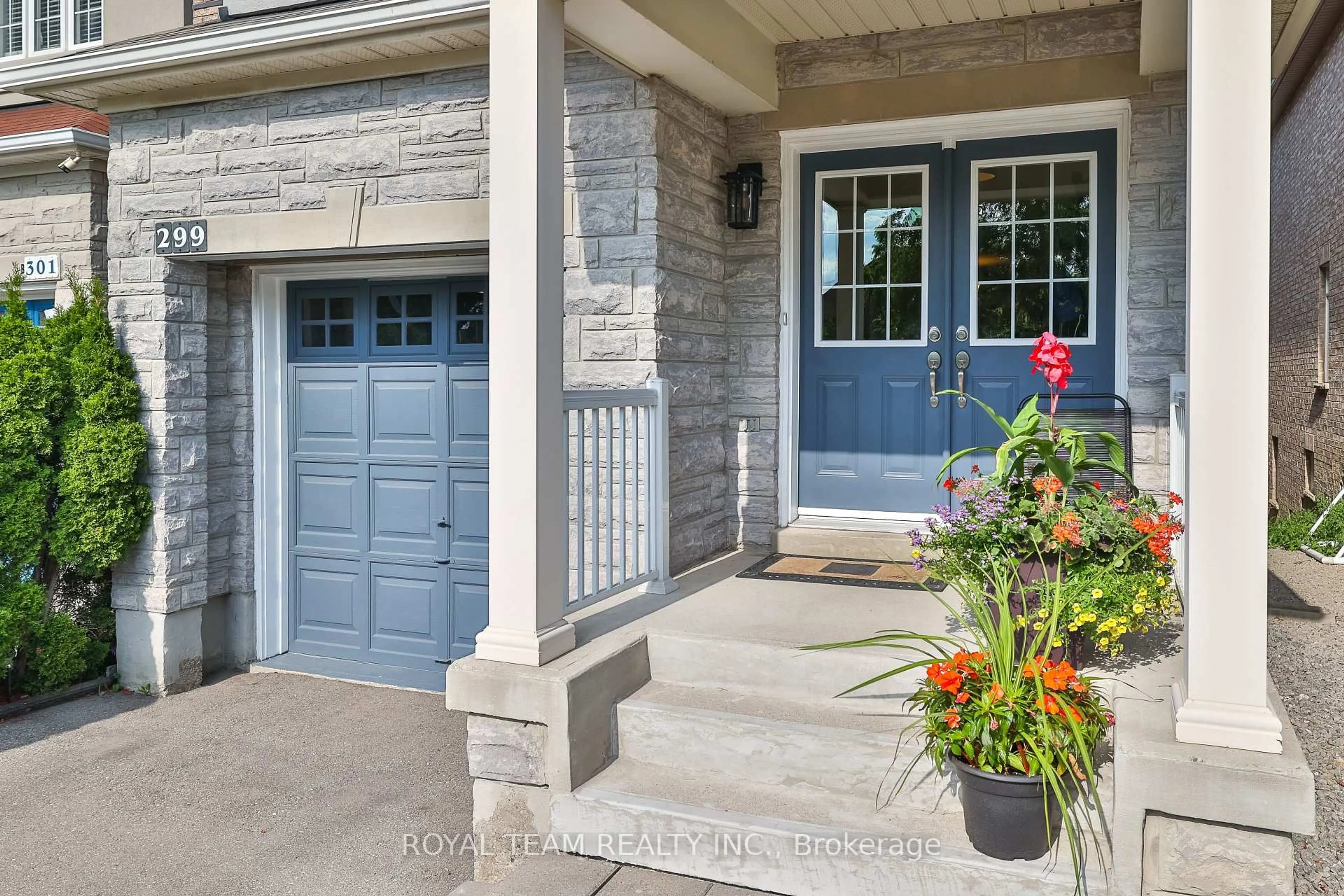 Indoor entryway for 299 Bathurst Glen Dr, Vaughan Ontario L4J 9K8