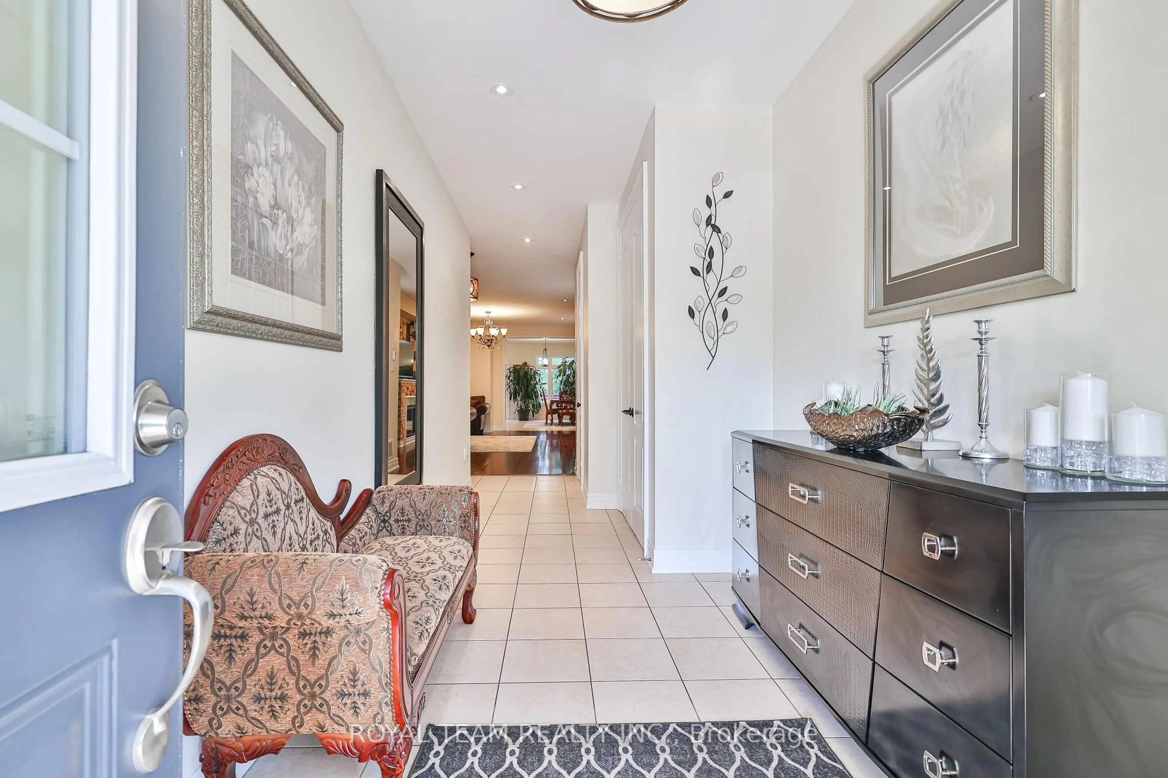 Indoor entryway for 299 Bathurst Glen Dr, Vaughan Ontario L4J 9K8
