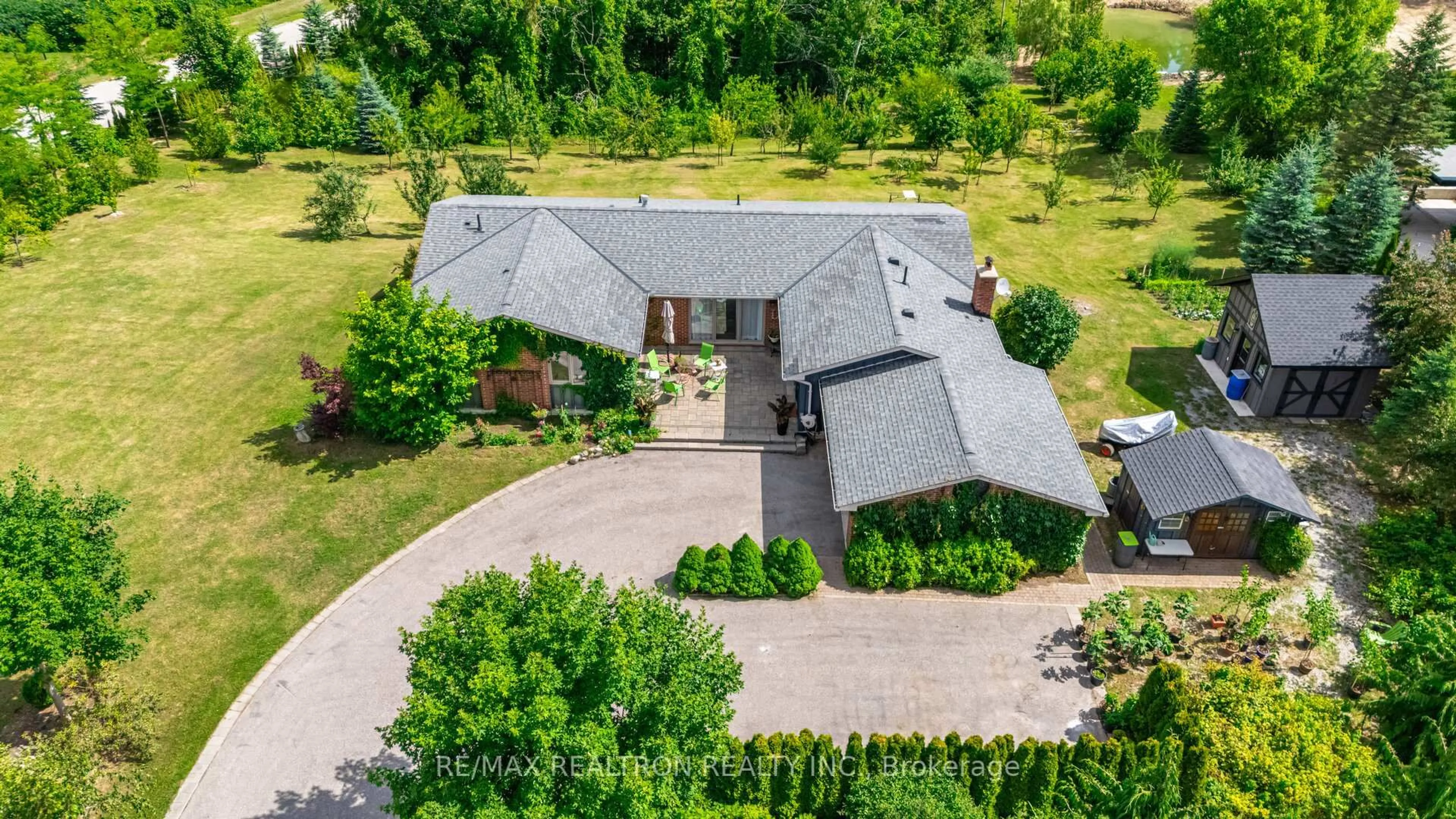 A pic from outside/outdoor area/front of a property/back of a property/a pic from drone, unknown for 45 Simcoe Rd, King Ontario L7B 0C7
