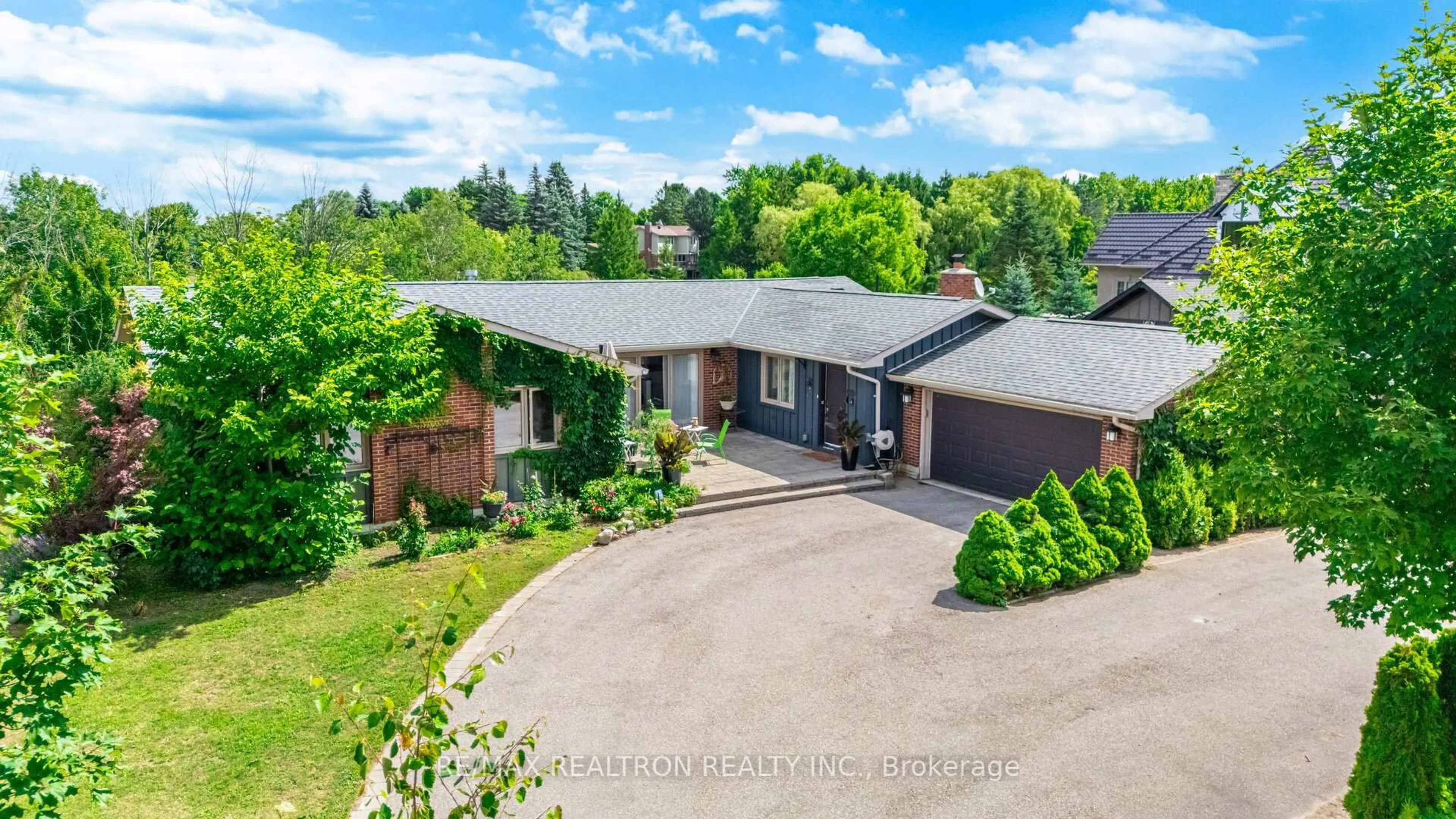 A pic from outside/outdoor area/front of a property/back of a property/a pic from drone, street for 45 Simcoe Rd, King Ontario L7B 0C7