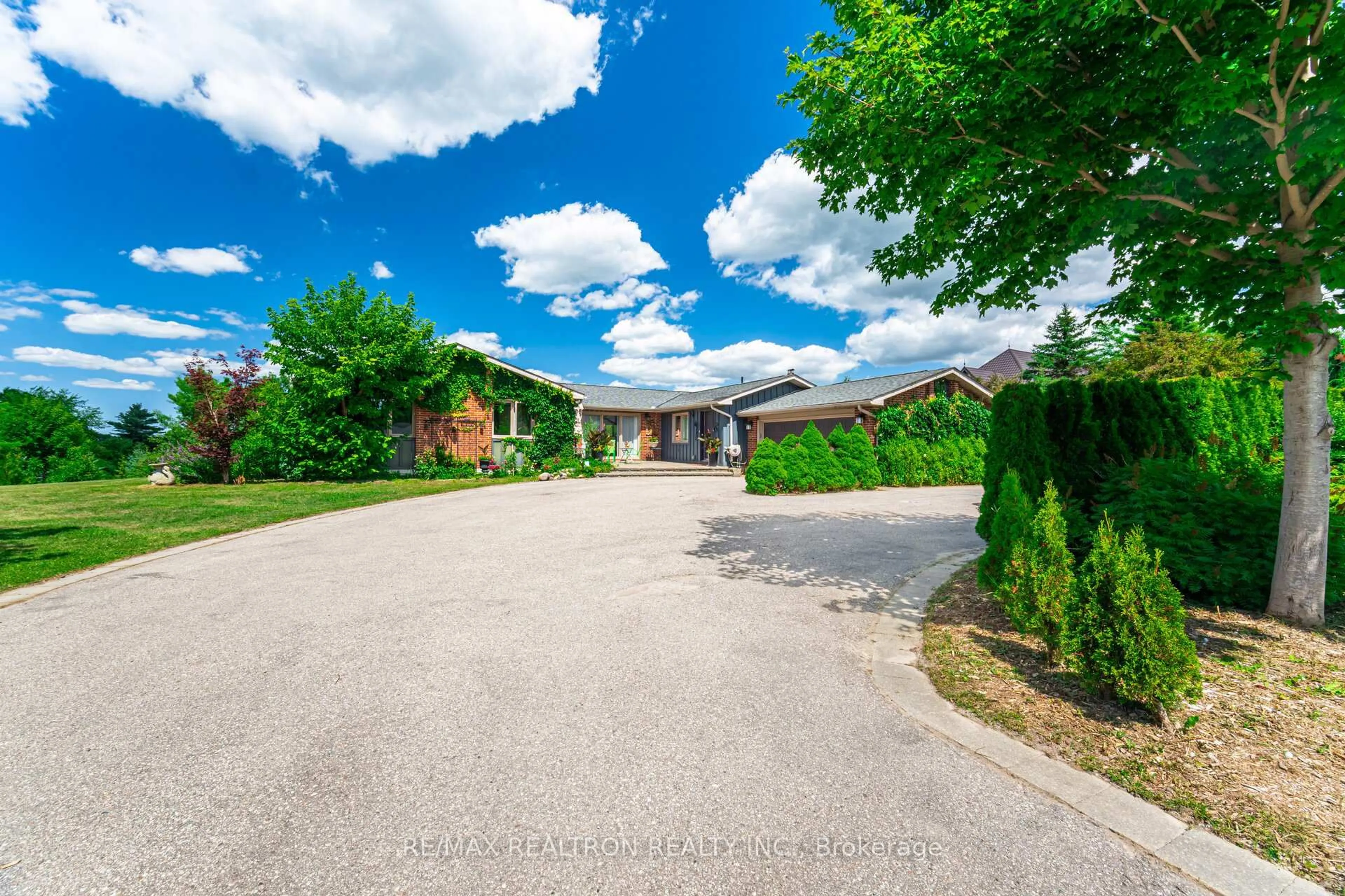 A pic from outside/outdoor area/front of a property/back of a property/a pic from drone, street for 45 Simcoe Rd, King Ontario L7B 0C7