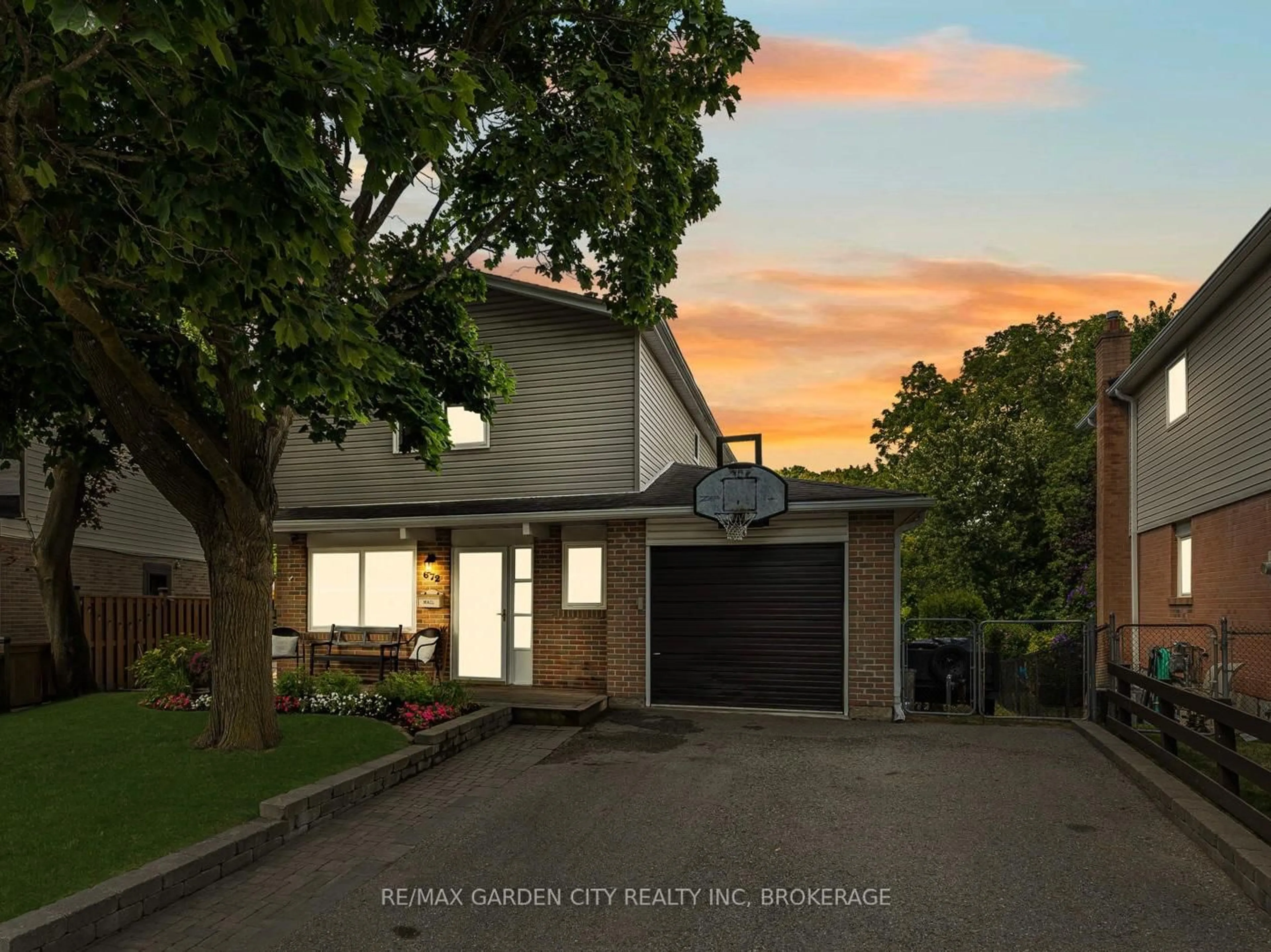 A pic from outside/outdoor area/front of a property/back of a property/a pic from drone, street for 672 Irwin Cres, Newmarket Ontario L3Y 5A2