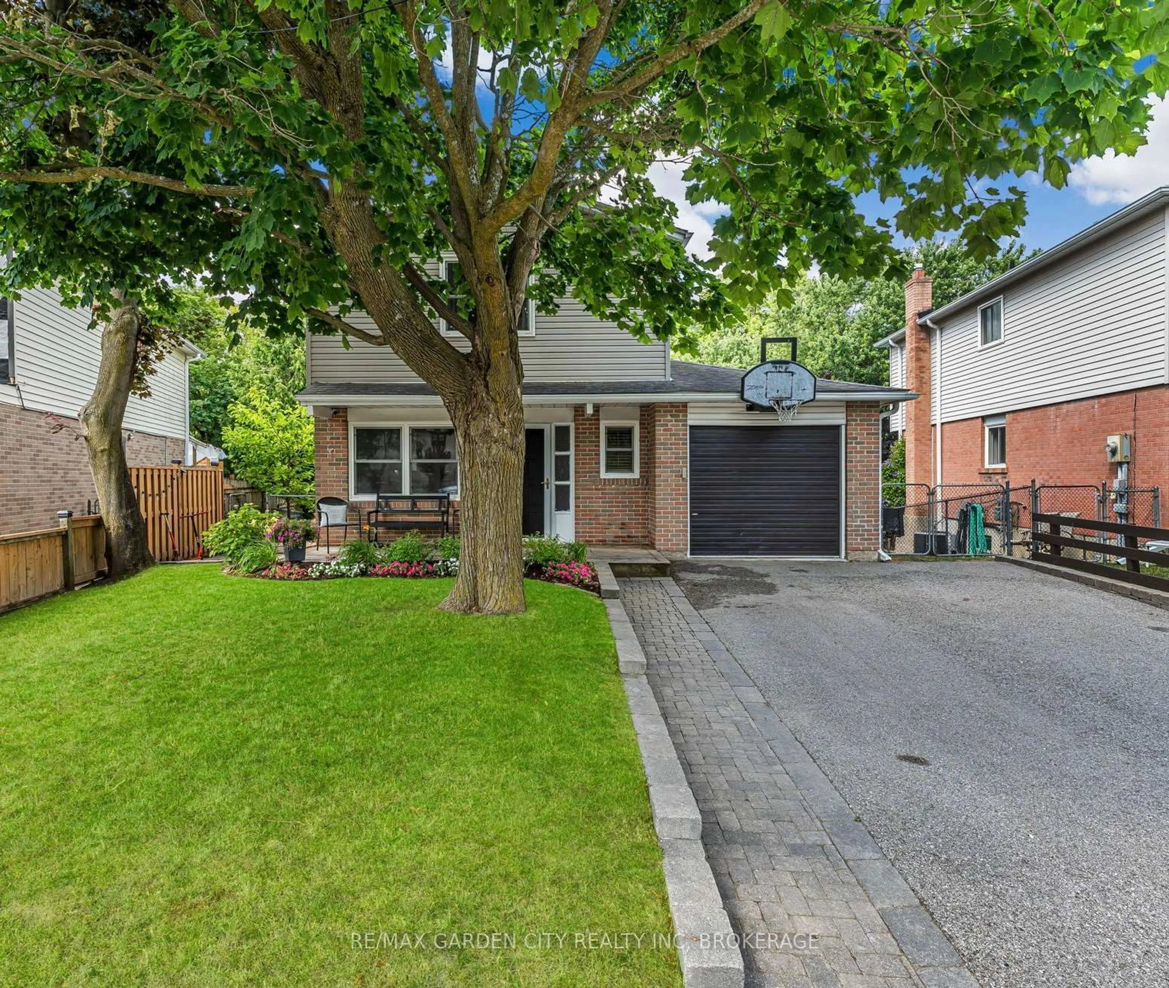 Home with brick exterior material, street for 672 Irwin Cres, Newmarket Ontario L3Y 5A2