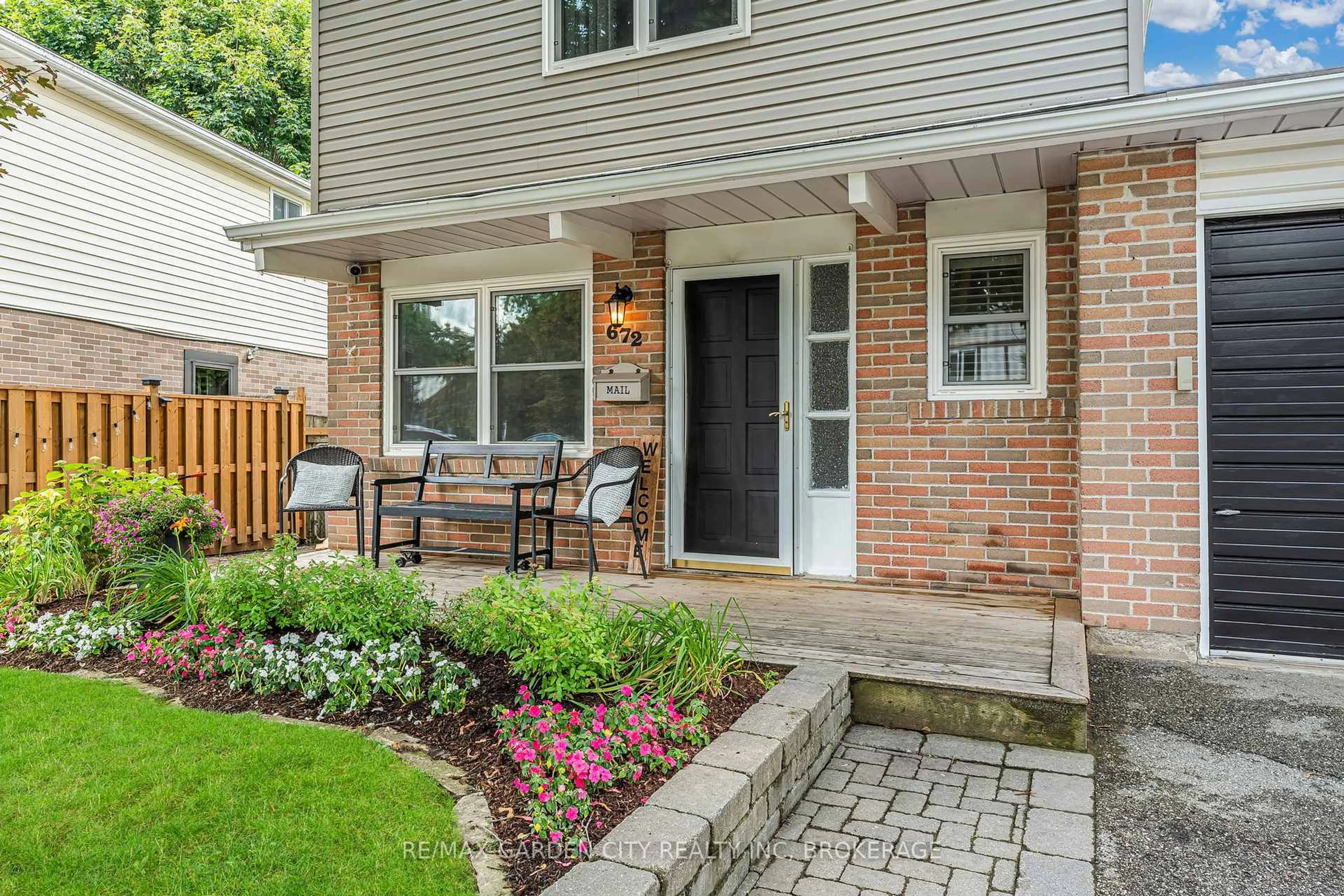 Patio, street for 672 Irwin Cres, Newmarket Ontario L3Y 5A2